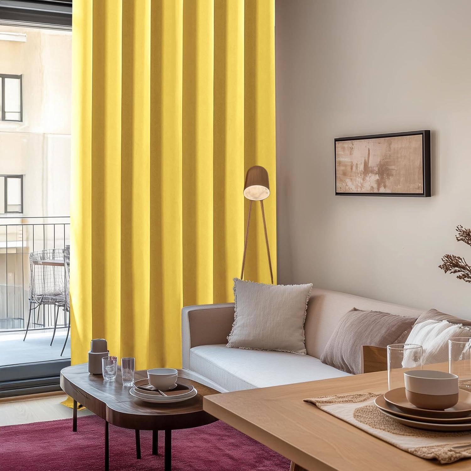 Ein gemütliches Wohnzimmer mit einem weißen Sofa, gelben Vorhängen und einer Stehlampe. Ein Balkon mit Sitzgelegenheiten ist durch eine Glastür sichtbar.