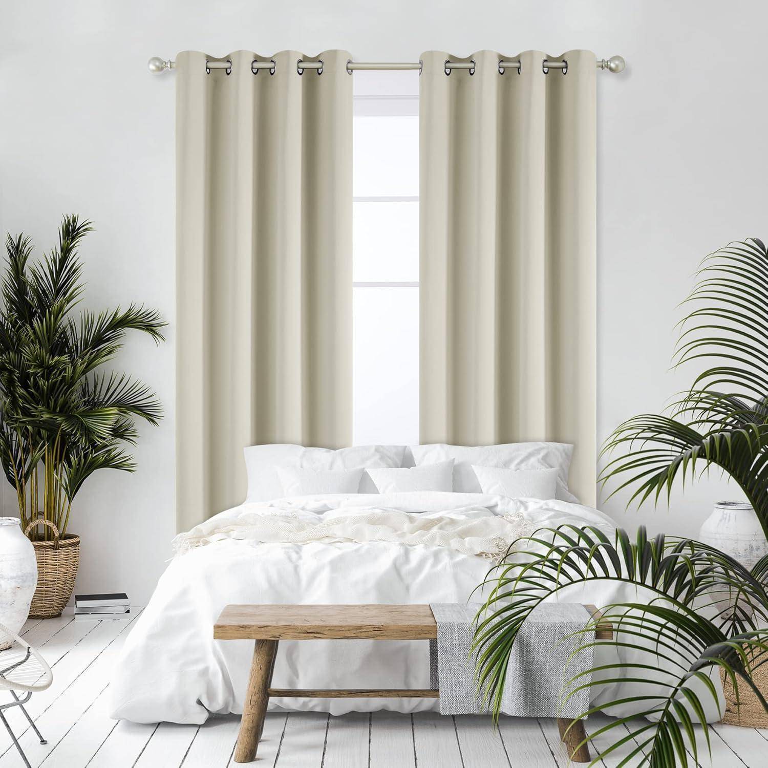 Ein helles Schlafzimmer mit einem großen Fenster, beigen Vorhängen, weißer Bettwäsche und Topfpflanzen auf dem Holzboden, was eine frische, luftige Atmosphäre schafft.