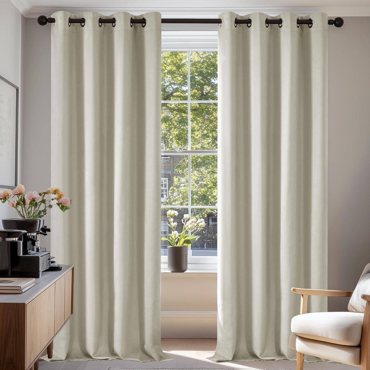Elegantes Wohnzimmer mit hohen, cremefarbenen Vorhängen, einem sonnendurchfluteten Fenster mit Blick auf Grünanlage, einer Topfpflanze auf der Fensterbank und floralem Dekor.
