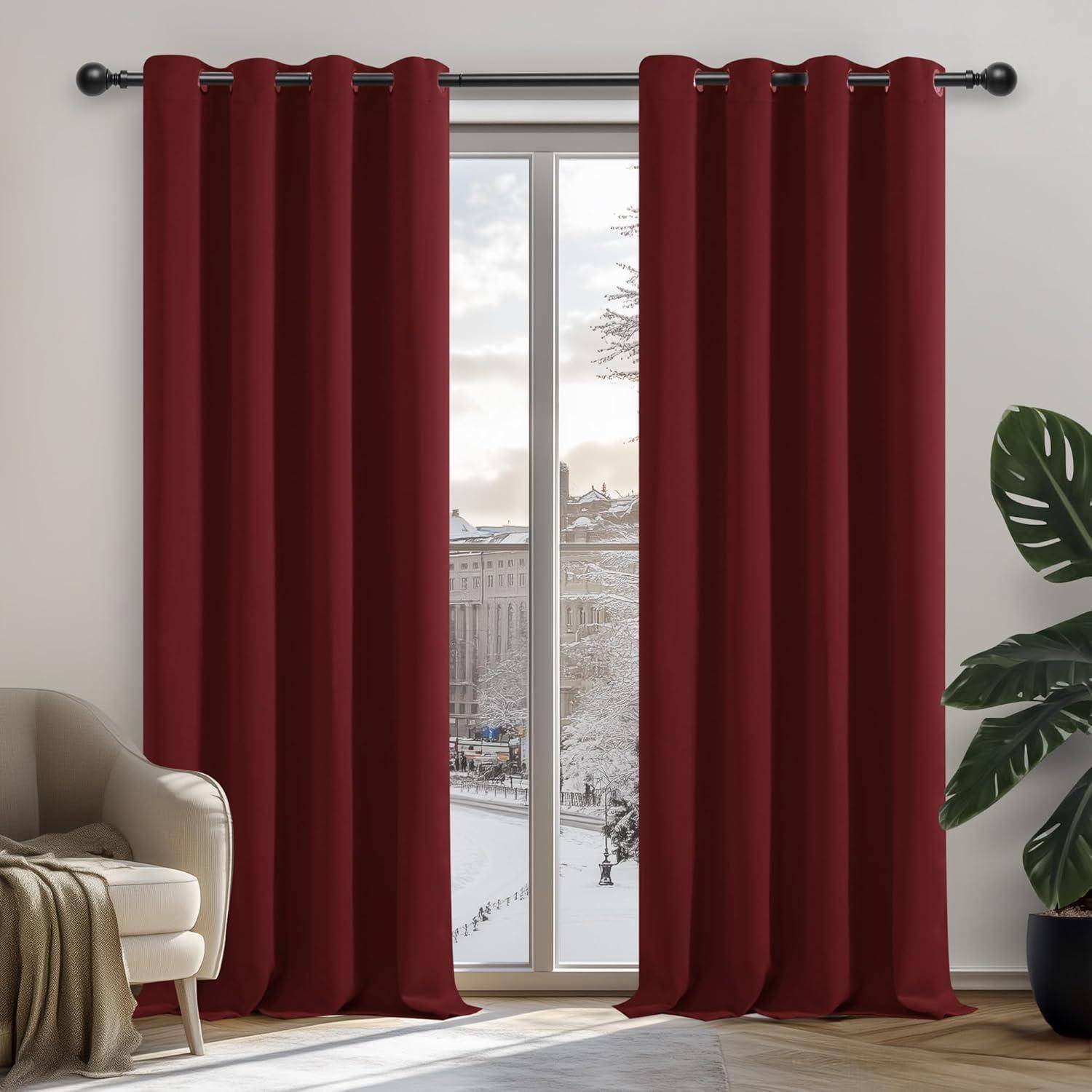 Ein großes Fenster mit roten Vorhängen blickt auf eine verschneite Straßenszene hinaus. Ein beiger Stuhl und eine Topfpflanze befinden sich in der Nähe.
