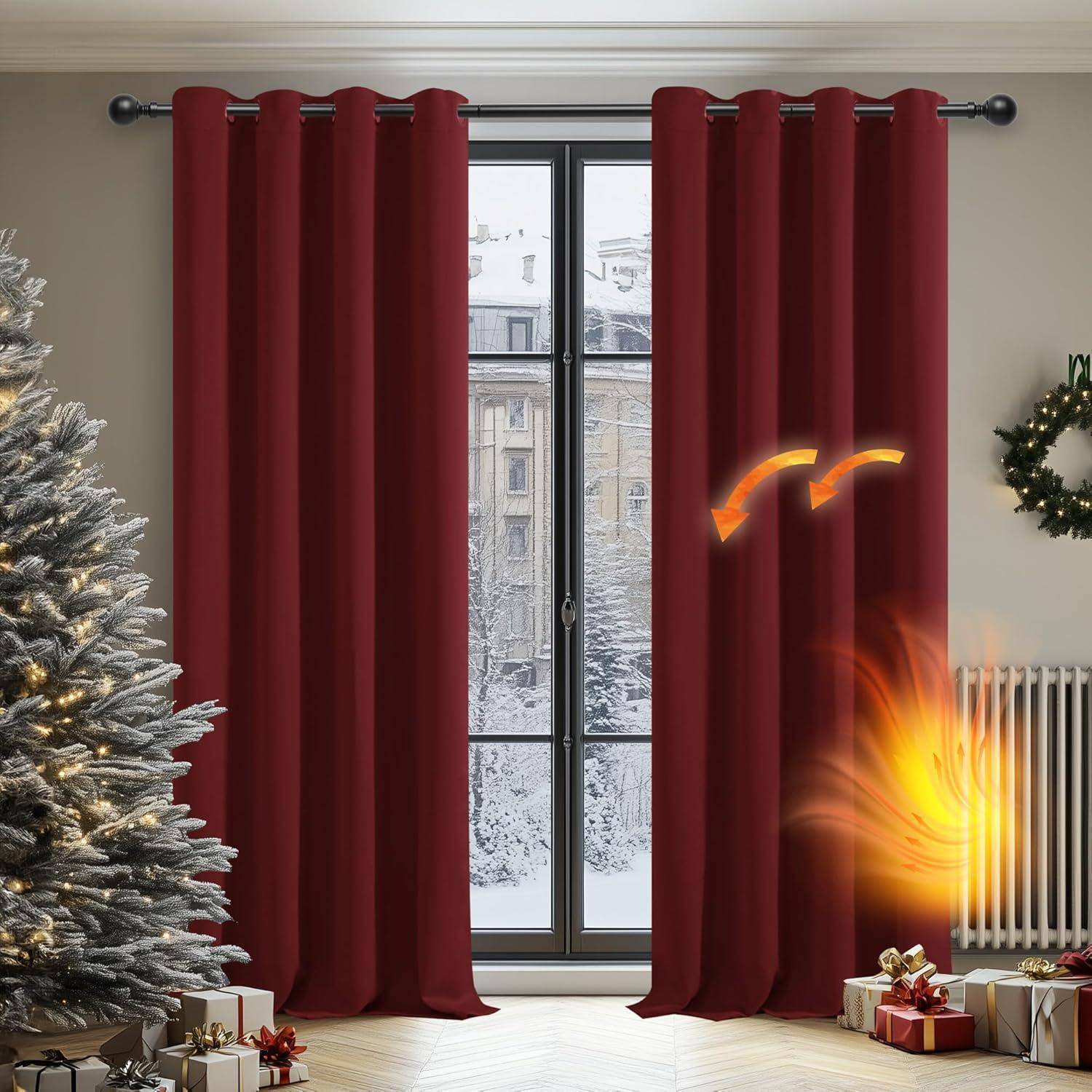 Rote Vorhänge hängen vor einem großen Fenster, das eine winterliche Stadtlandschaft zeigt. Ein leuchtendes Effekt mit Pfeilen deutet auf Wärme im Inneren hin.
