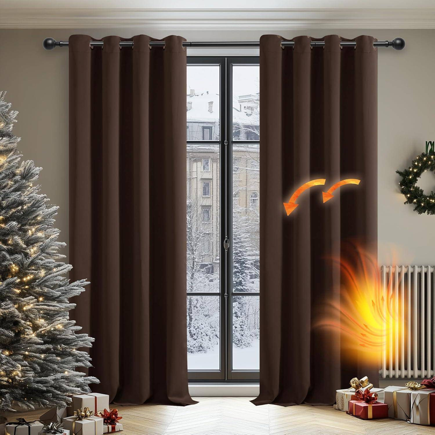 Eine verschneite Stadtlandschaft ist durch ein Fenster mit braunen Vorhängen sichtbar. Ein geschmückter Weihnachtsbaum steht links, und rechts scheint ein warmes Licht.