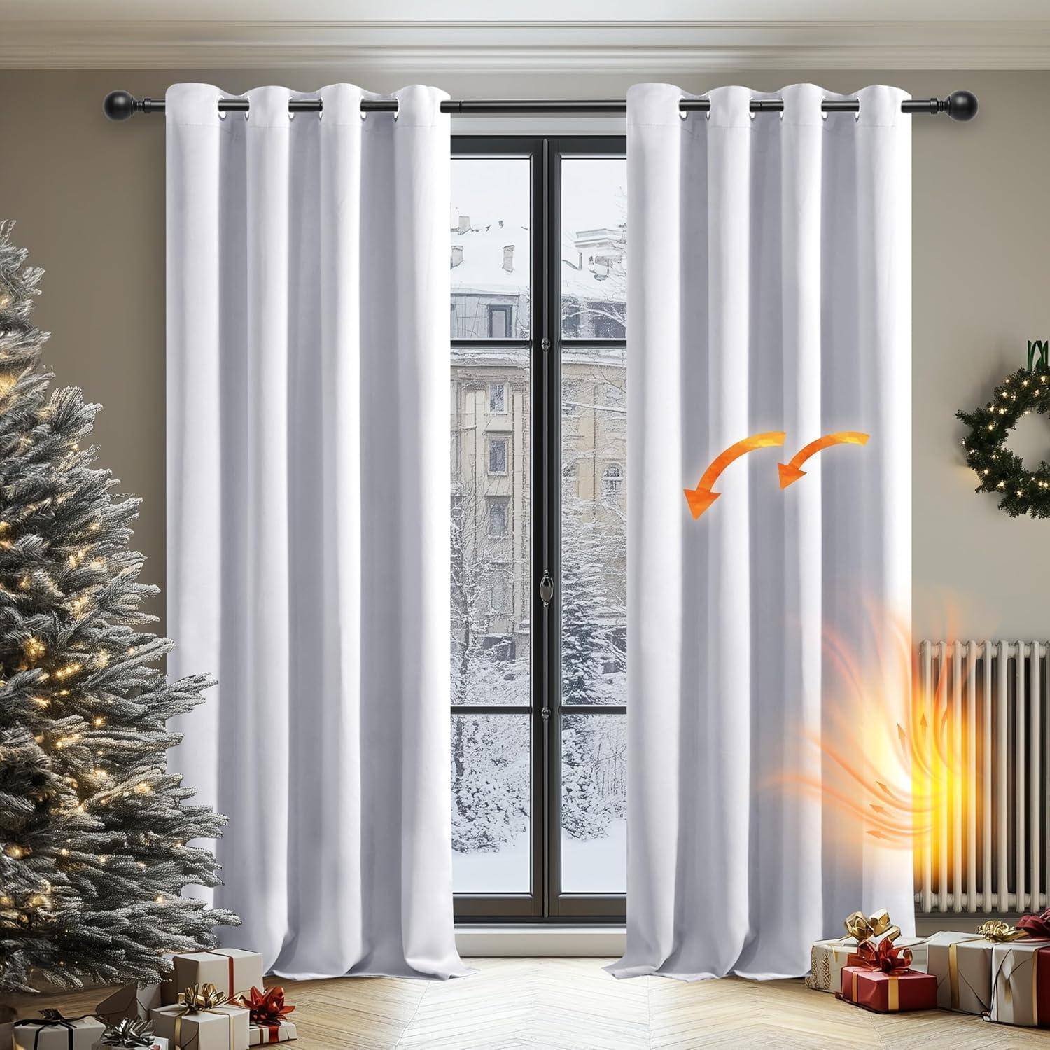 Weiße Vorhänge in einem Wohnzimmer, mit einem orangefarbenen Pfeil, der anzeigt, dass sie zugezogen sind, neben einem Heizkörper; Schnee ist draußen durchs Fenster sichtbar.