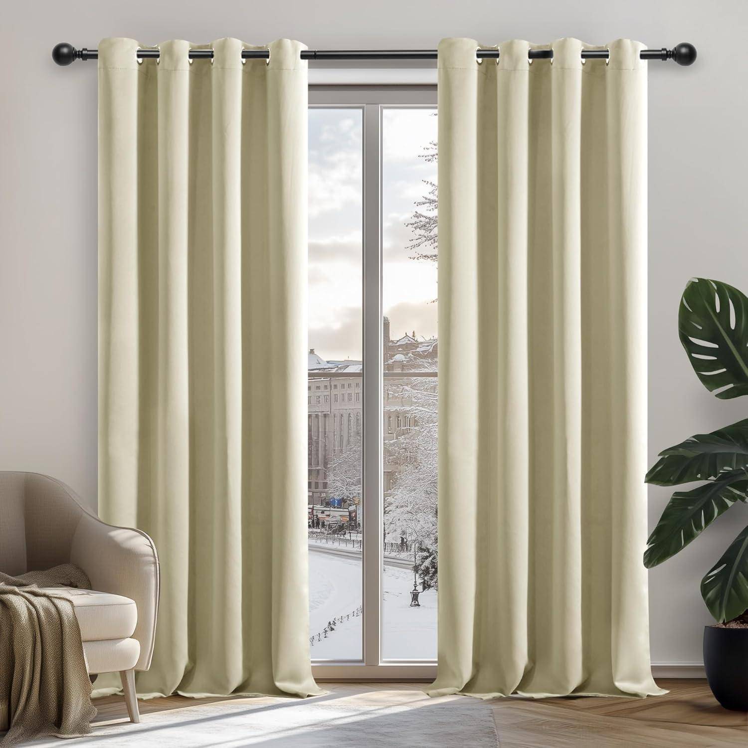 Beige Vorhänge hängen an einer Stange über einem großen Fenster mit Blick auf eine verschneite Landschaft. Ein beiger Sessel und eine grüne Pflanze sind in der Nähe zu sehen.