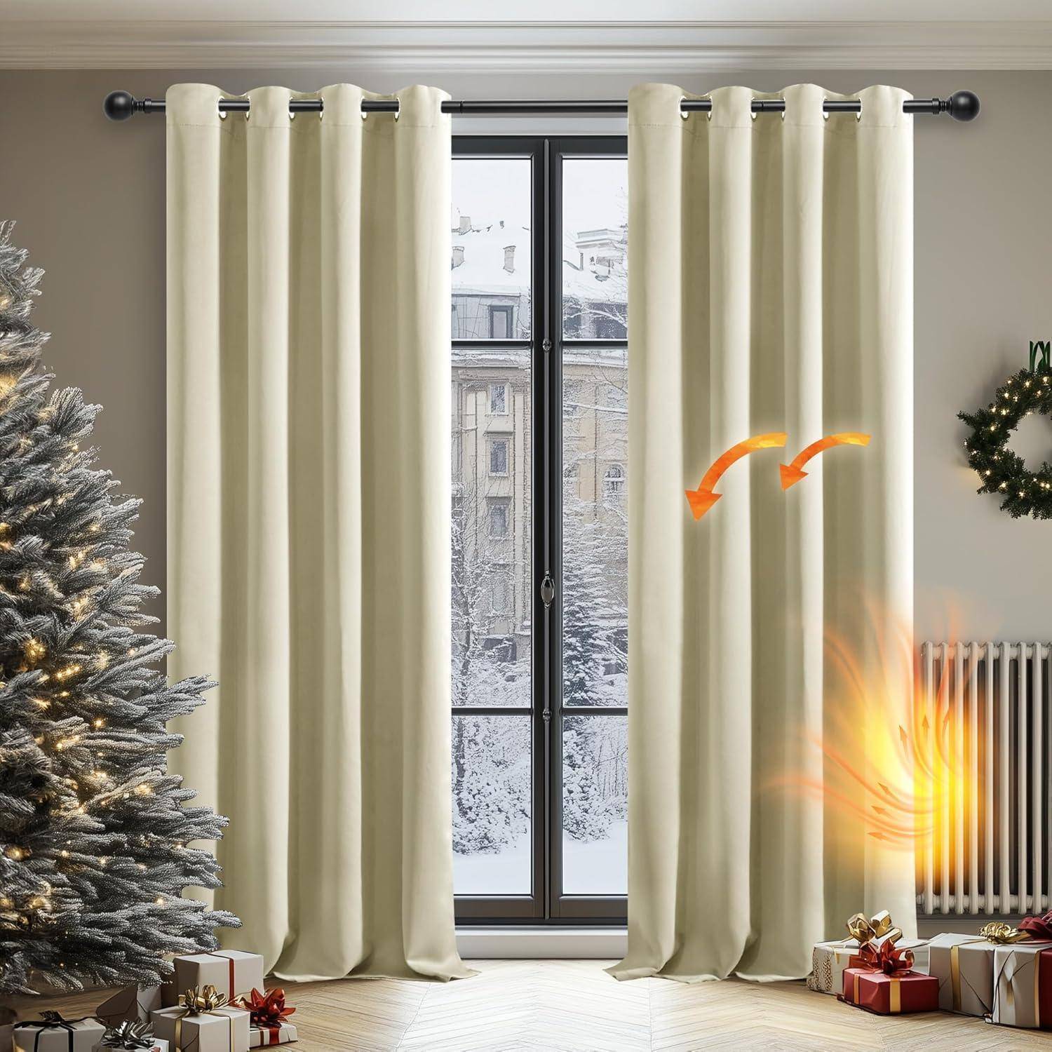 Vorhänge geschlossen, um die Wärme in einem Raum mit einem Weihnachtsbaum und Geschenken zu bewahren, während draußen durch das Fenster Schnee zu sehen ist.