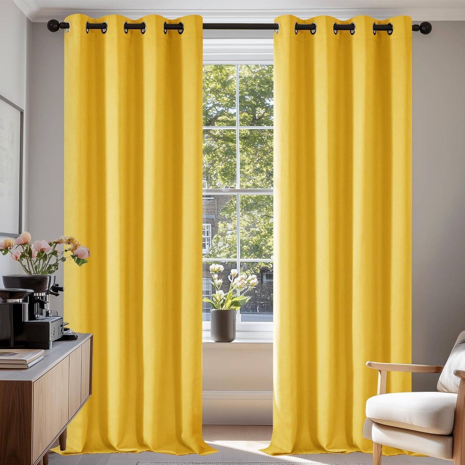 Leuchtend gelbe Vorhänge rahmen ein Fenster mit Blick auf Grünpflanzen ein. Eine Blumenvase steht auf einem nahe gelegenen Tisch und verleiht dem Raum eine dekorative Note.