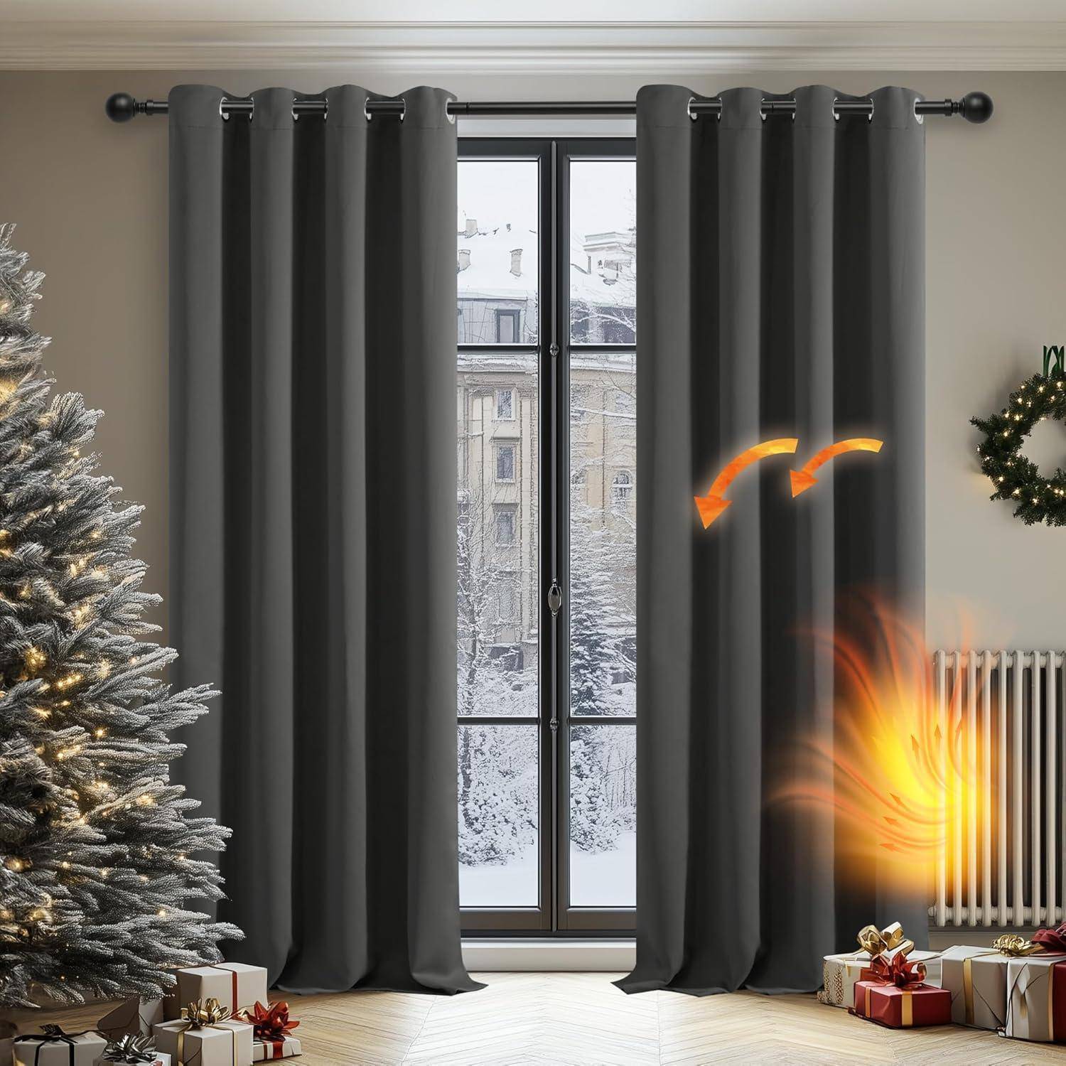 Ein gemütliches Wohnzimmer mit grauen Vorhängen und einem verschneiten Ausblick nach draußen. Ein Weihnachtsbaum steht links, und ein Heizkörper mit orangefarbenem Glühen befindet sich rechts.