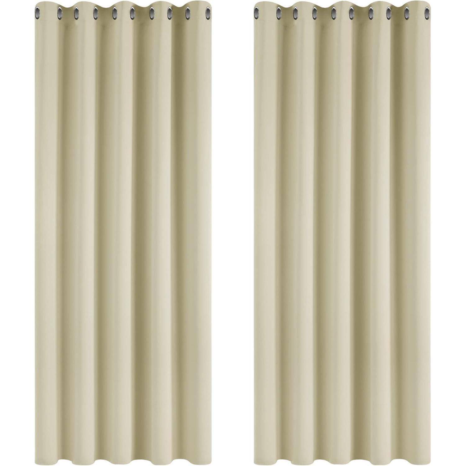 Zwei beige Vorhänge, die nebeneinander hängen und oben mit Metallösen versehen sind.