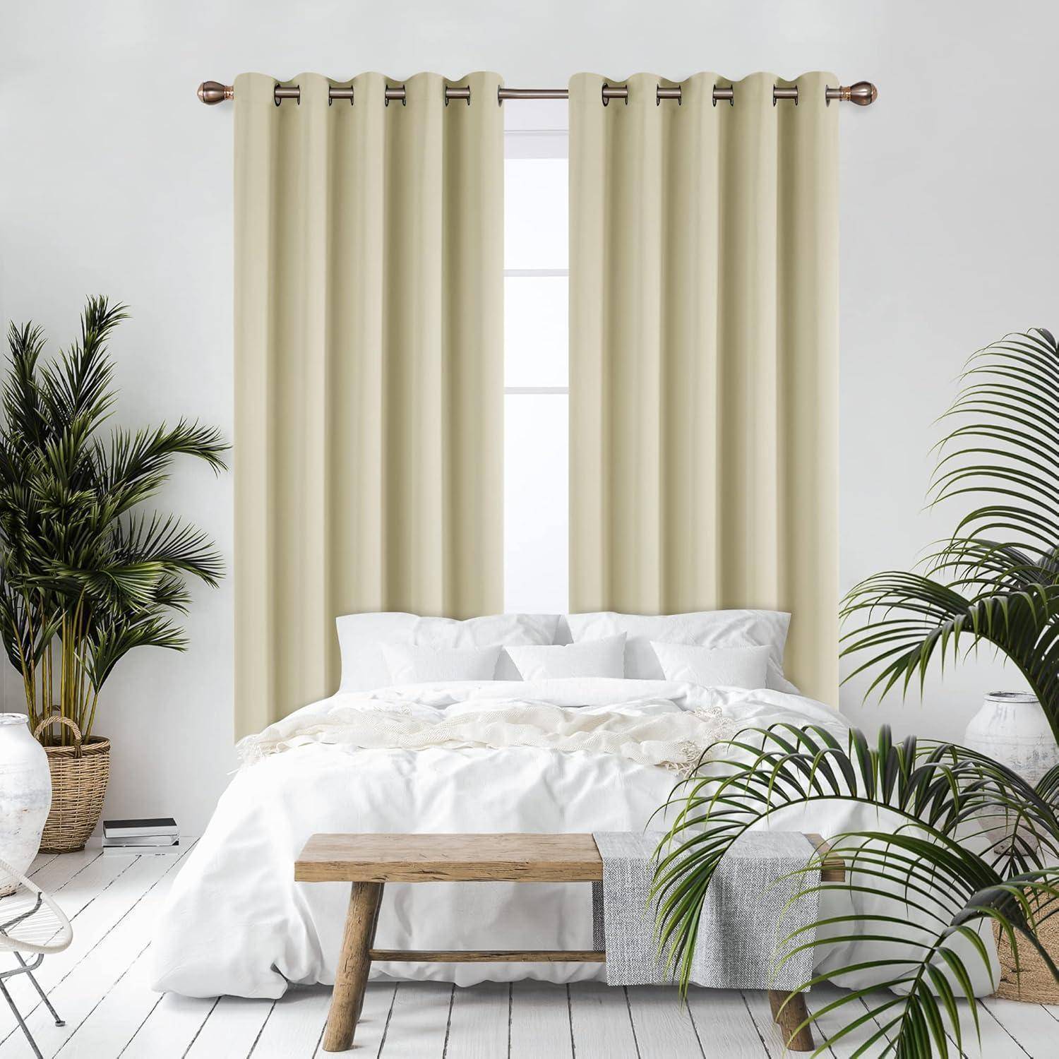 Ein gemütliches Schlafzimmer mit einem weißen Bett, hellfarbenen Vorhängen und Topfpflanzen, die eine frische und ruhige Atmosphäre schaffen.