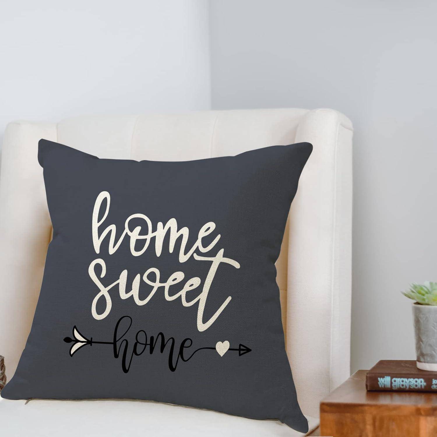 Ein dunkles Kissen mit dem Text „home sweet home