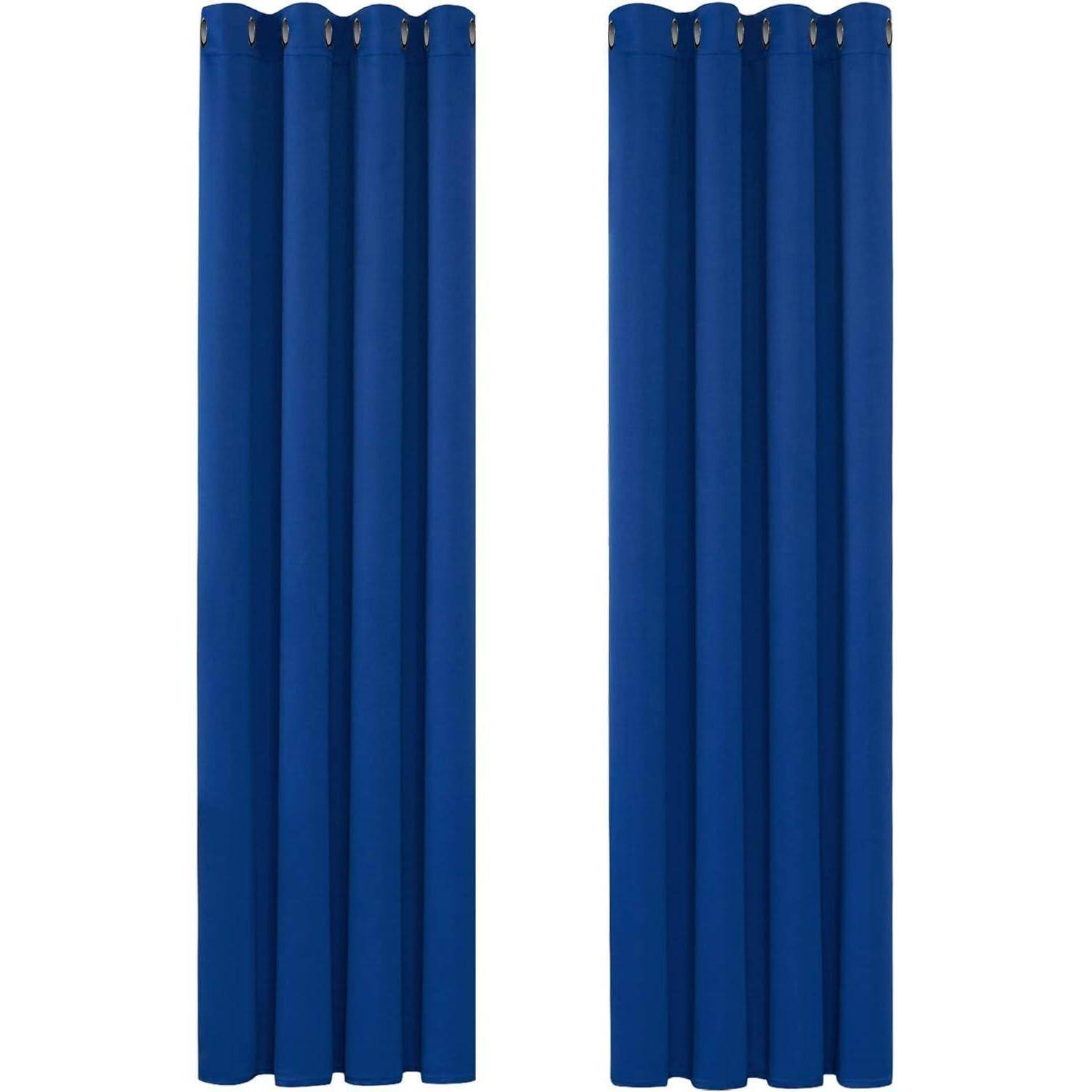 Zwei blaue Vorhänge mit Metallösen, nebeneinander hängend, vor einem weißen Hintergrund.