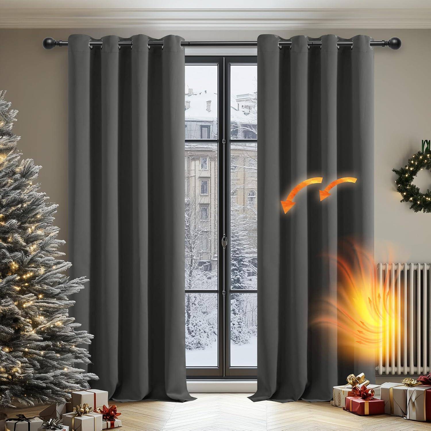 Ein gemütlicher Raum mit einem verschneiten Ausblick durchs Fenster, dunkle Vorhänge, ein geschmückter Baum auf der linken Seite und ein warm glühender Heizstrahler auf der rechten Seite.