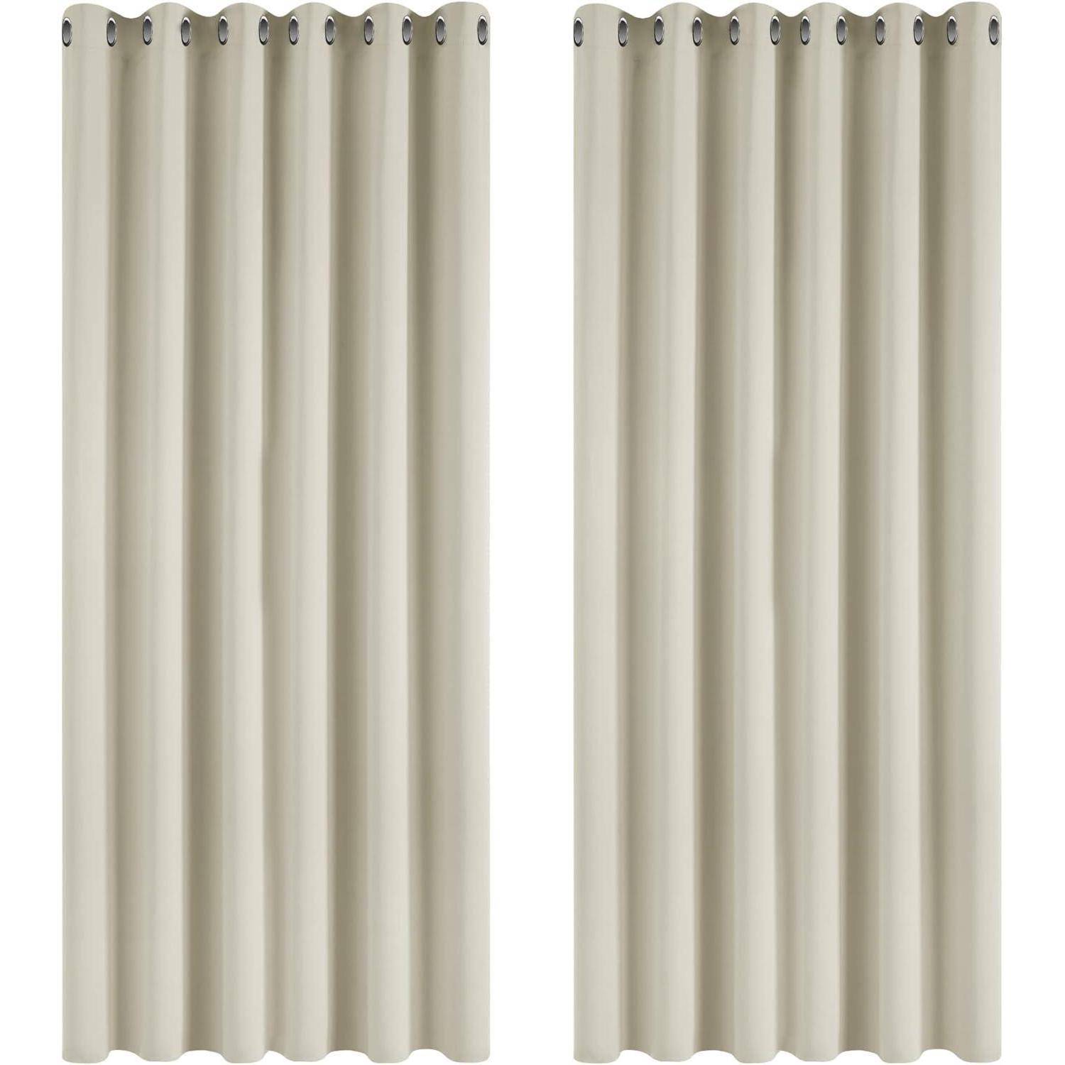 Zwei beige Vorhänge mit Ösenaufhängung hängen in Falten und bieten einen modernen und minimalistischen Look, der sich für Wohn- oder Schlafzimmer eignet.