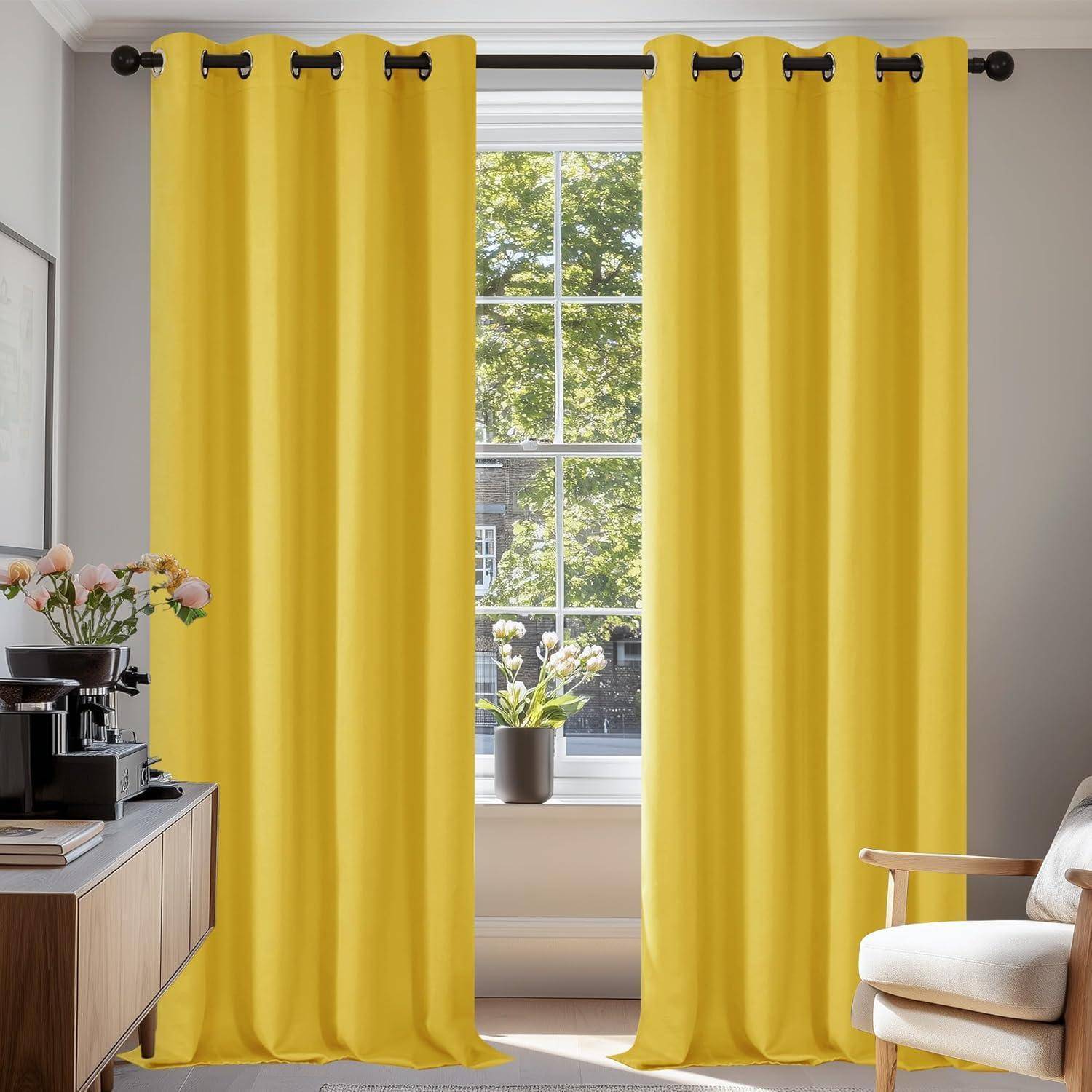 Ein Wohnzimmer mit leuchtend gelben Vorhängen, die ein Fenster umrahmen. Sonnenlicht strömt herein und beleuchtet eine Vase mit Blumen auf einem Holztisch.