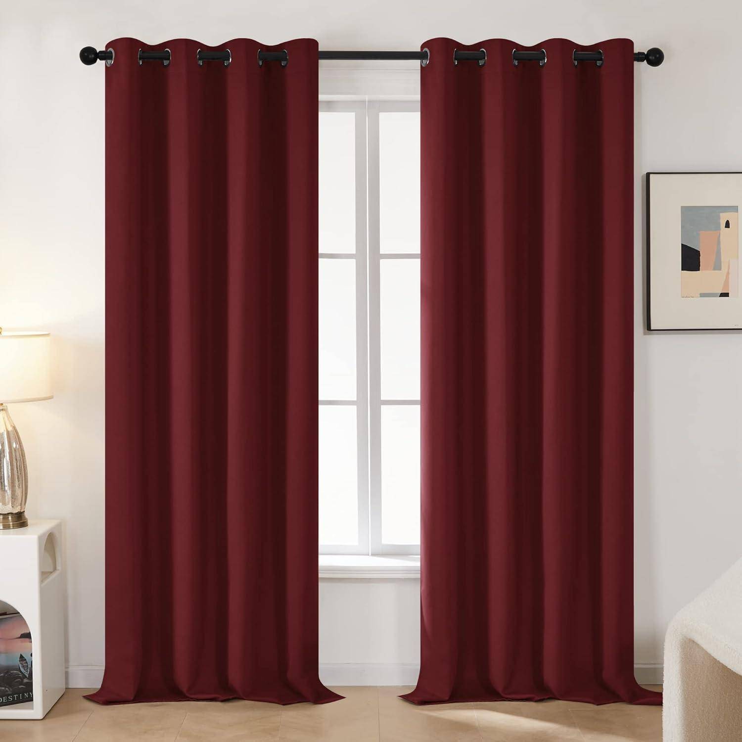 Rote Vorhänge an einem Fenster in einem Raum mit einer Lampe, einem kleinen Bücherregal und abstrakter Wandkunst.