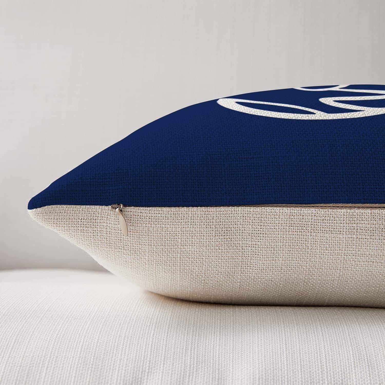 Ein blau-weißes Kissen liegt auf einer weißen Oberfläche und verfügt über einen Reißverschluss an der Seite. Das Kissen zeigt ein partielles weißes geometrisches Design.