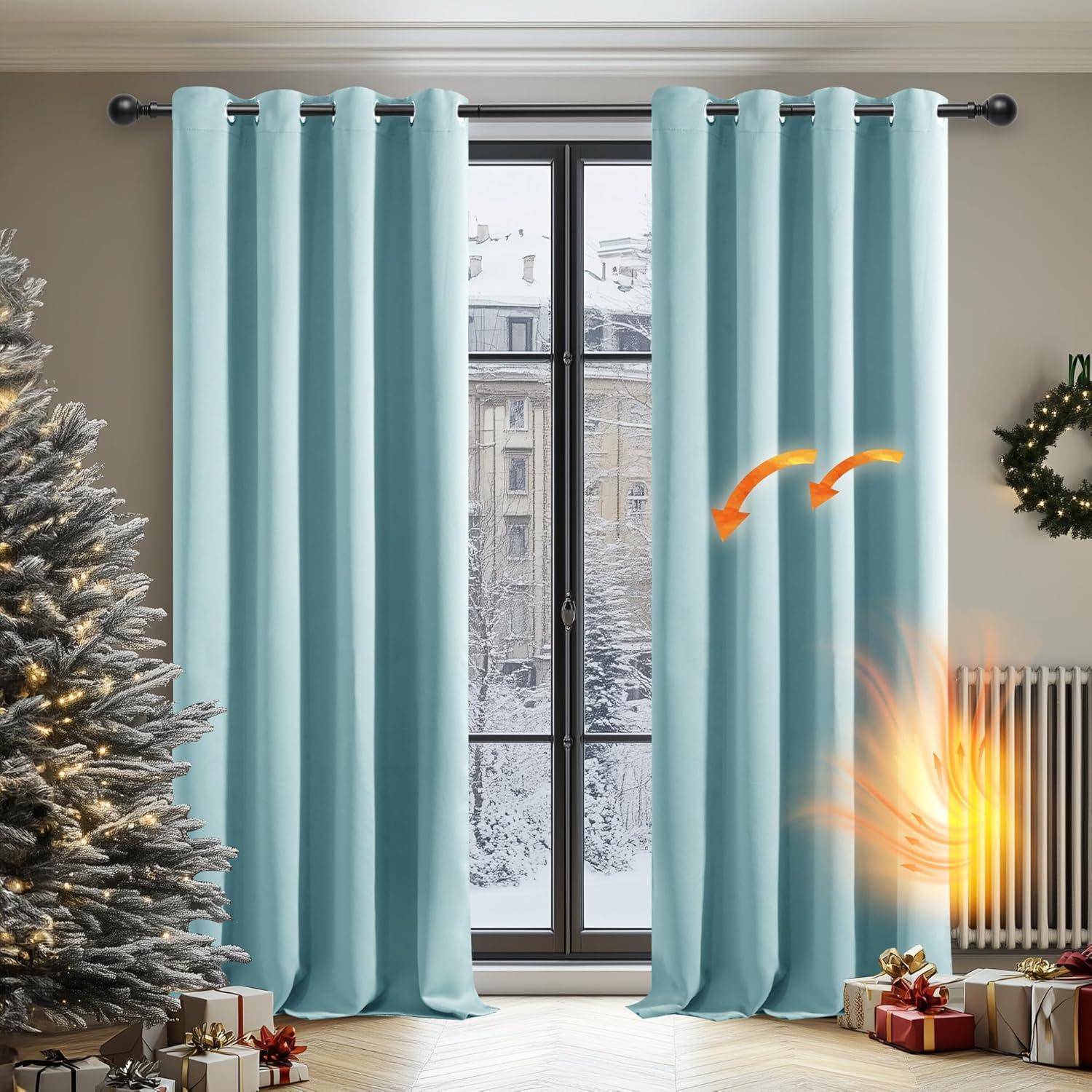Blaue Vorhänge verdecken ein Fenster, das eine verschneite Stadtlandschaft von draußen zeigt. Pfeile deuten darauf hin, dass die Vorhänge zur Seite gezogen werden, um einen beleuchteten Heizkörper darunter freizugeben.