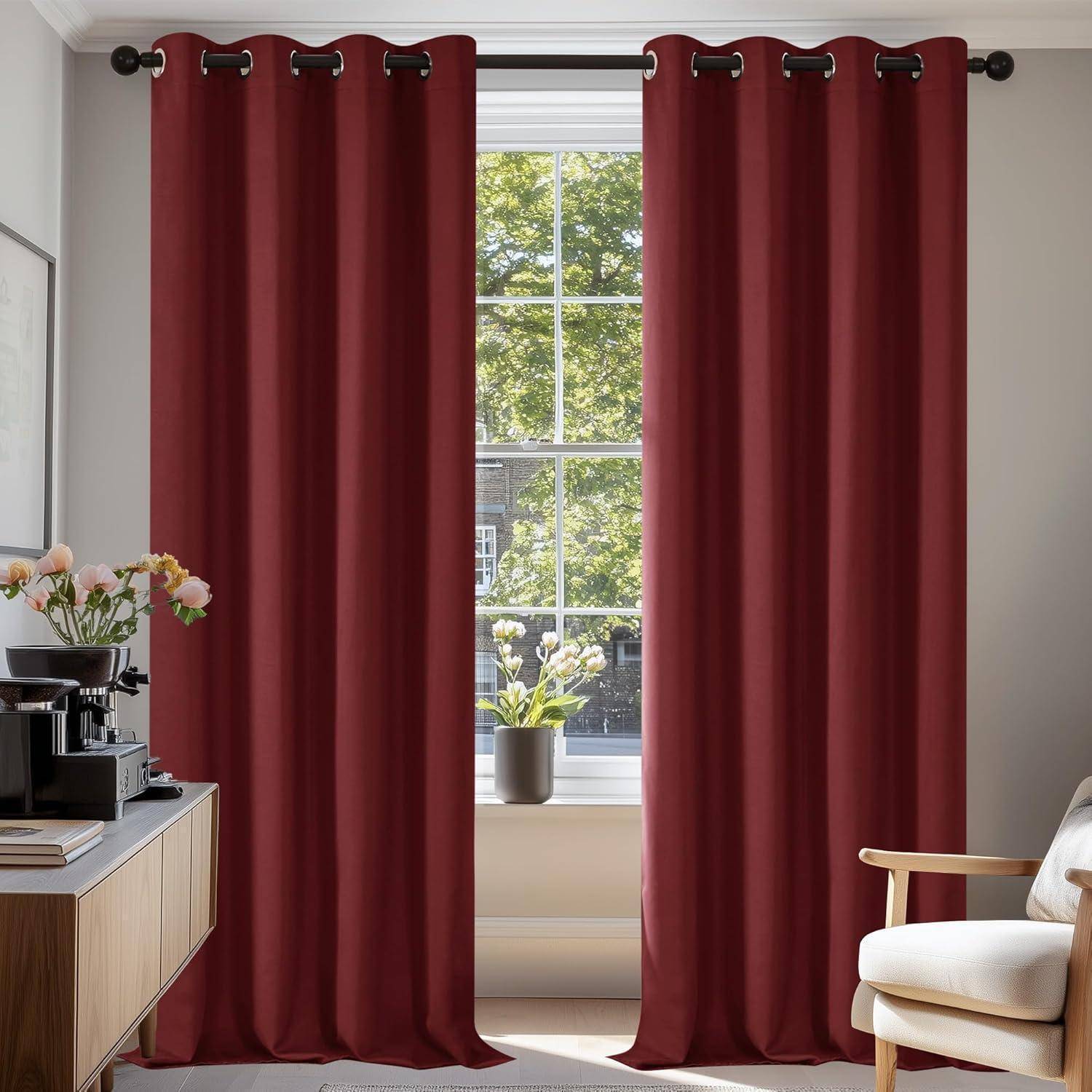 Ein Raum mit einem großen Fenster, das von roten Vorhängen gerahmt wird. Sonnenlicht filtert herein und beleuchtet Vasen mit Blumen auf einem Holztisch.