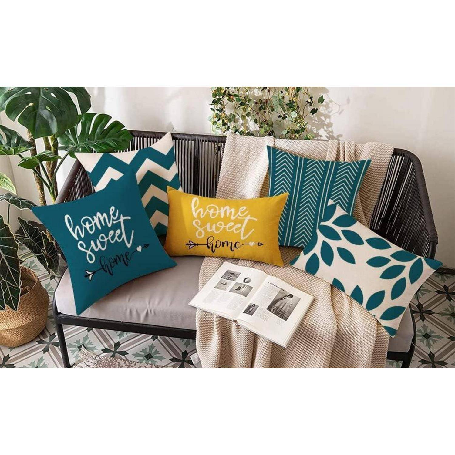 Ein Sofa mit gemusterten Kissen, darunter zwei mit dem Text 