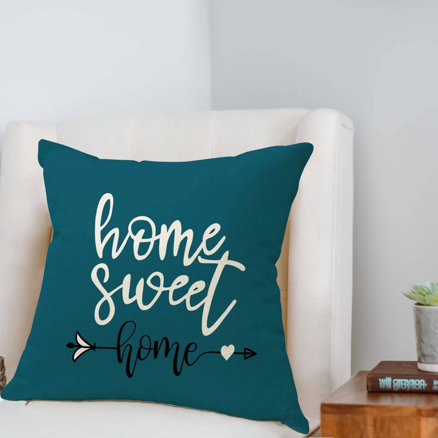 Türkisfarbenes Kissen auf einem Sofa mit dekorativem Text 