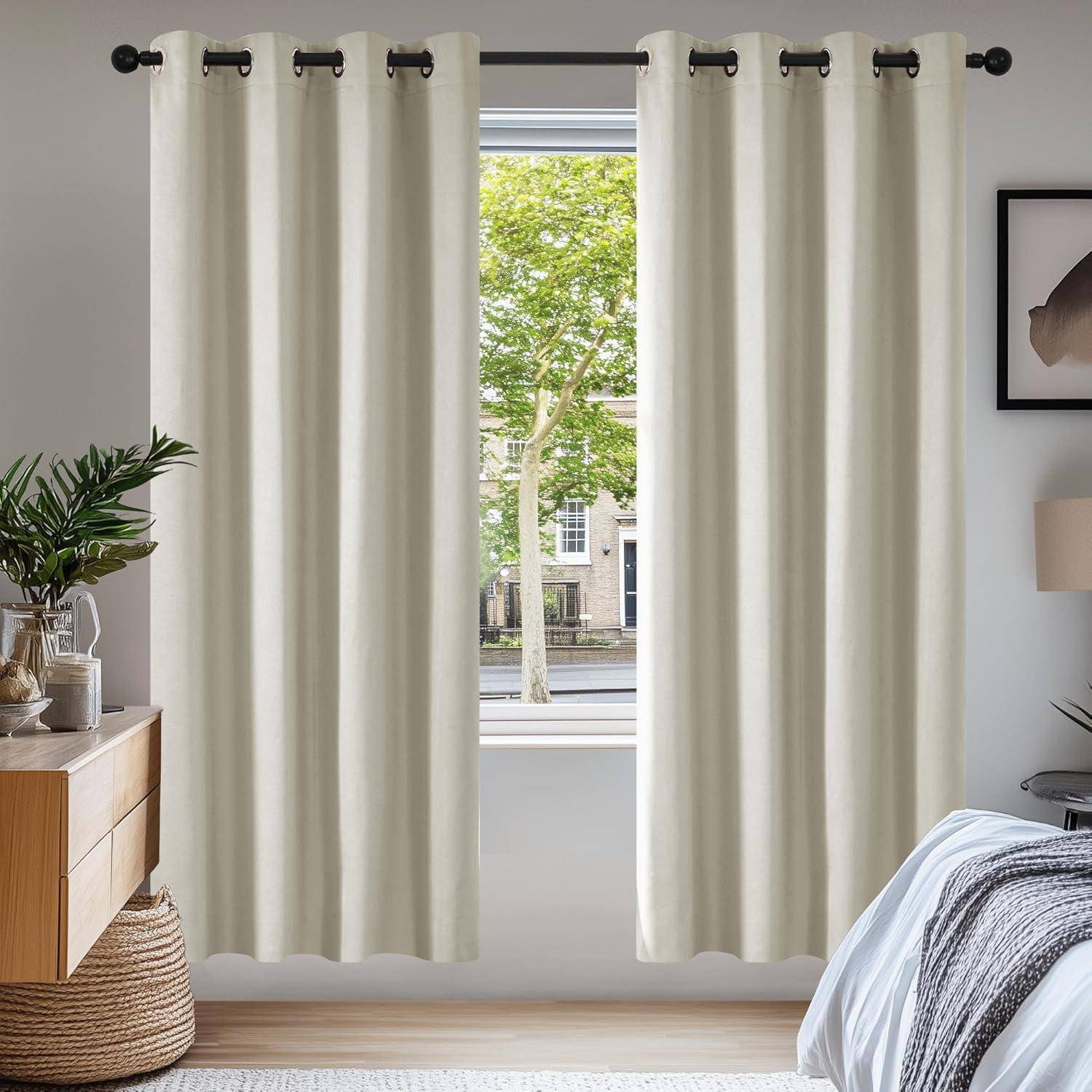 Vorhänge in einem modernen Wohnzimmer rahmen ein Fenster mit Blick auf Bäume und ein Gebäude. Eine kleine Pflanze und Holzmöbel ergänzen die Dekoration.