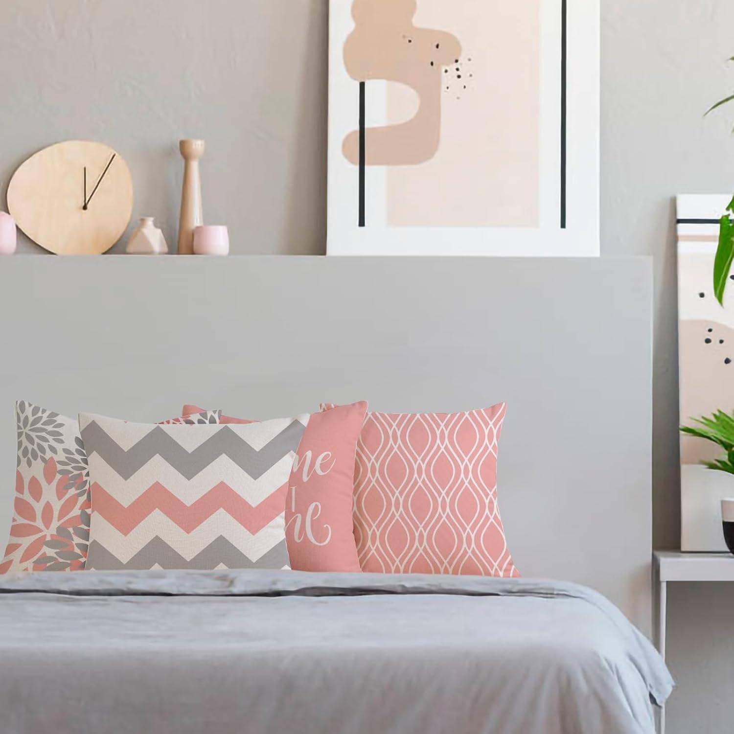 Ein moderner Wohnbereich mit einem grauen Sofa, gemusterten Kissen und minimalistischer Einrichtung. Ein Wandkunstwerk und eine Zimmerpflanze setzen dezente Akzente.