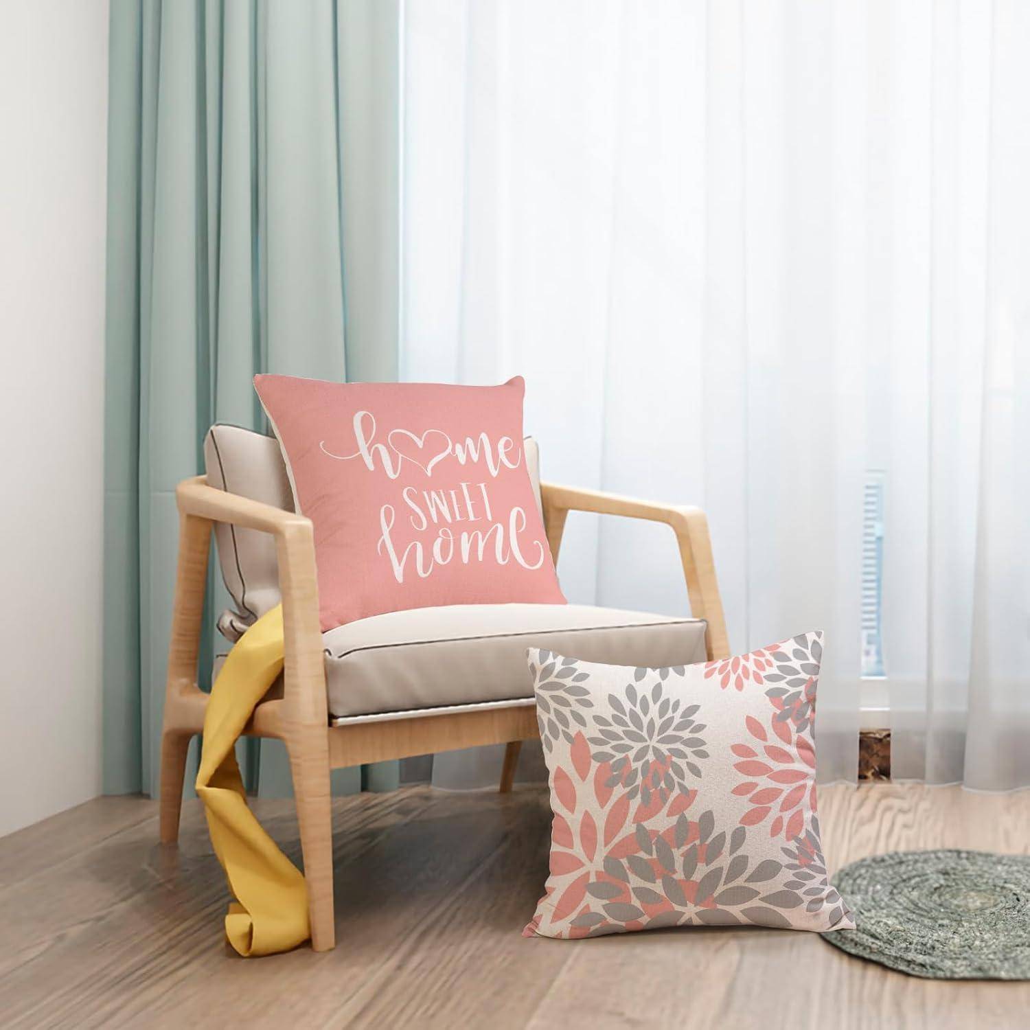 Ein gemütlicher Sessel mit einem rosa Kissen, auf dem 