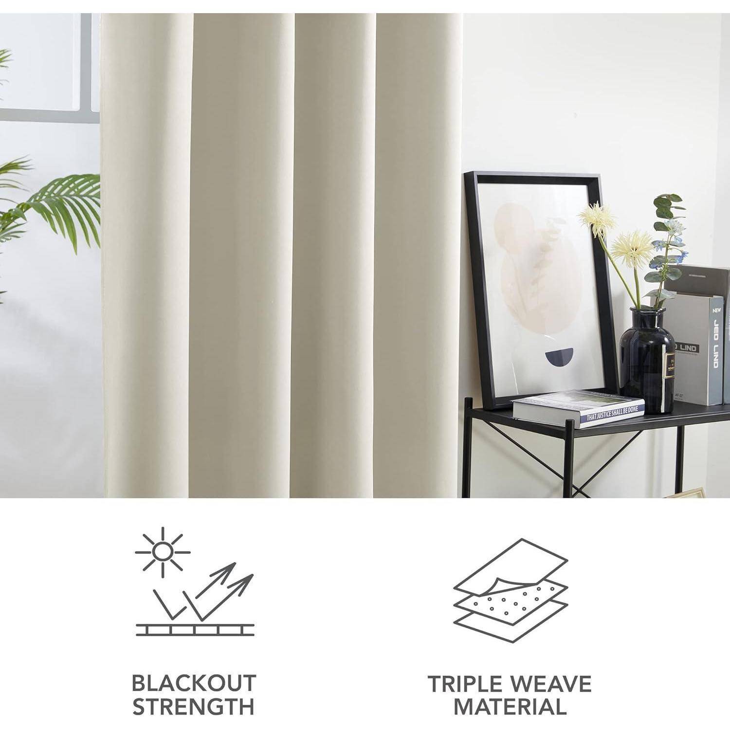 Ein beiger Vorhang verdeckt ein Fenster neben einem kleinen Tisch mit Dekorationsgegenständen, darunter ein gerahmtes Bild und Pflanzen. Der Text lautet „Blackout-Stärke