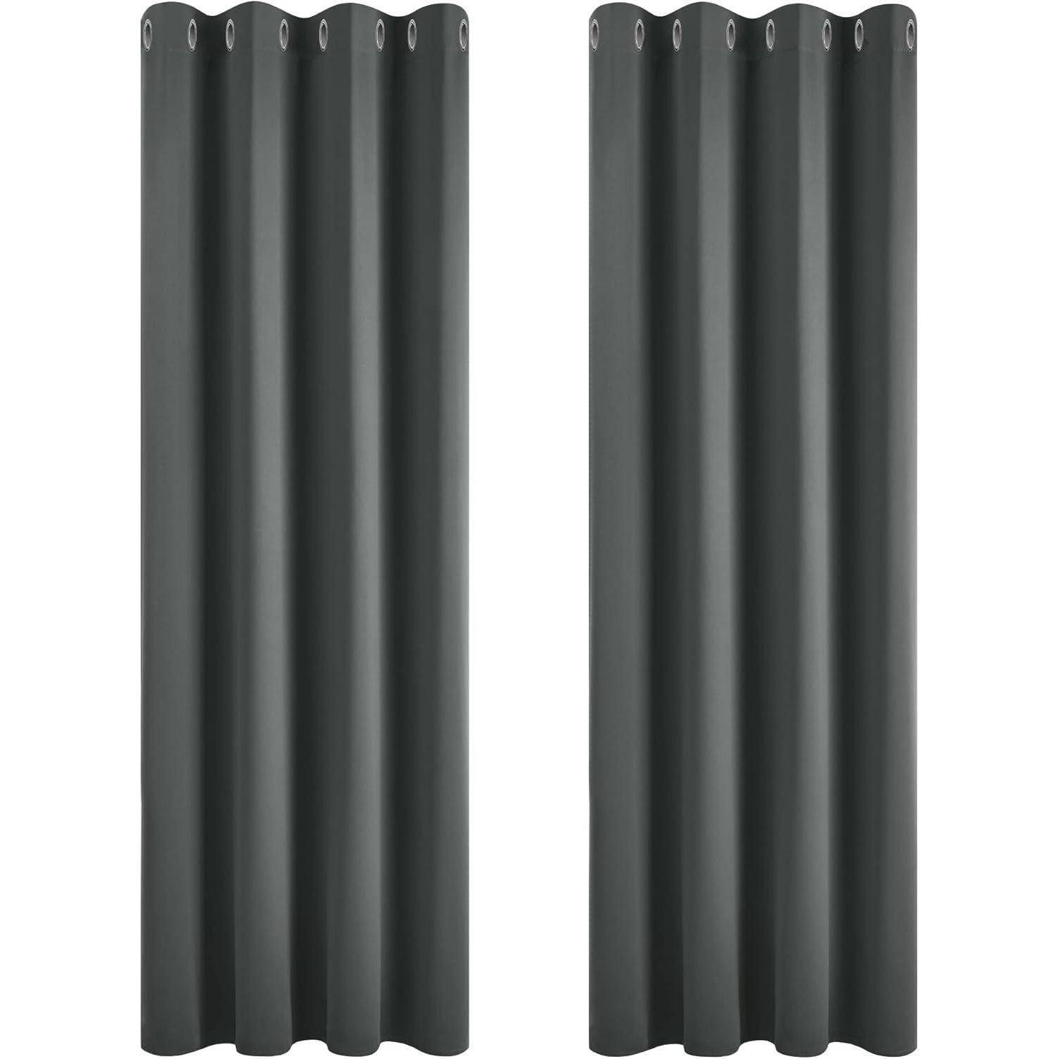Zwei schwarze, bodenlange Vorhänge mit Ösen hängen nebeneinander vor einem schlichten Hintergrund und präsentieren ihre Dicke und elegante Gestaltung.