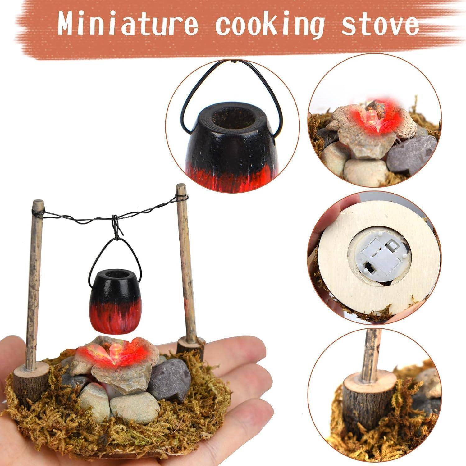 Eine Hand hält ein Miniatur-Kochhermodell auf einer Moosunterlage mit einem hängenden Topf. Einschübe zeigen Details eines glühenden Feuers und die Unterseite der Basis.