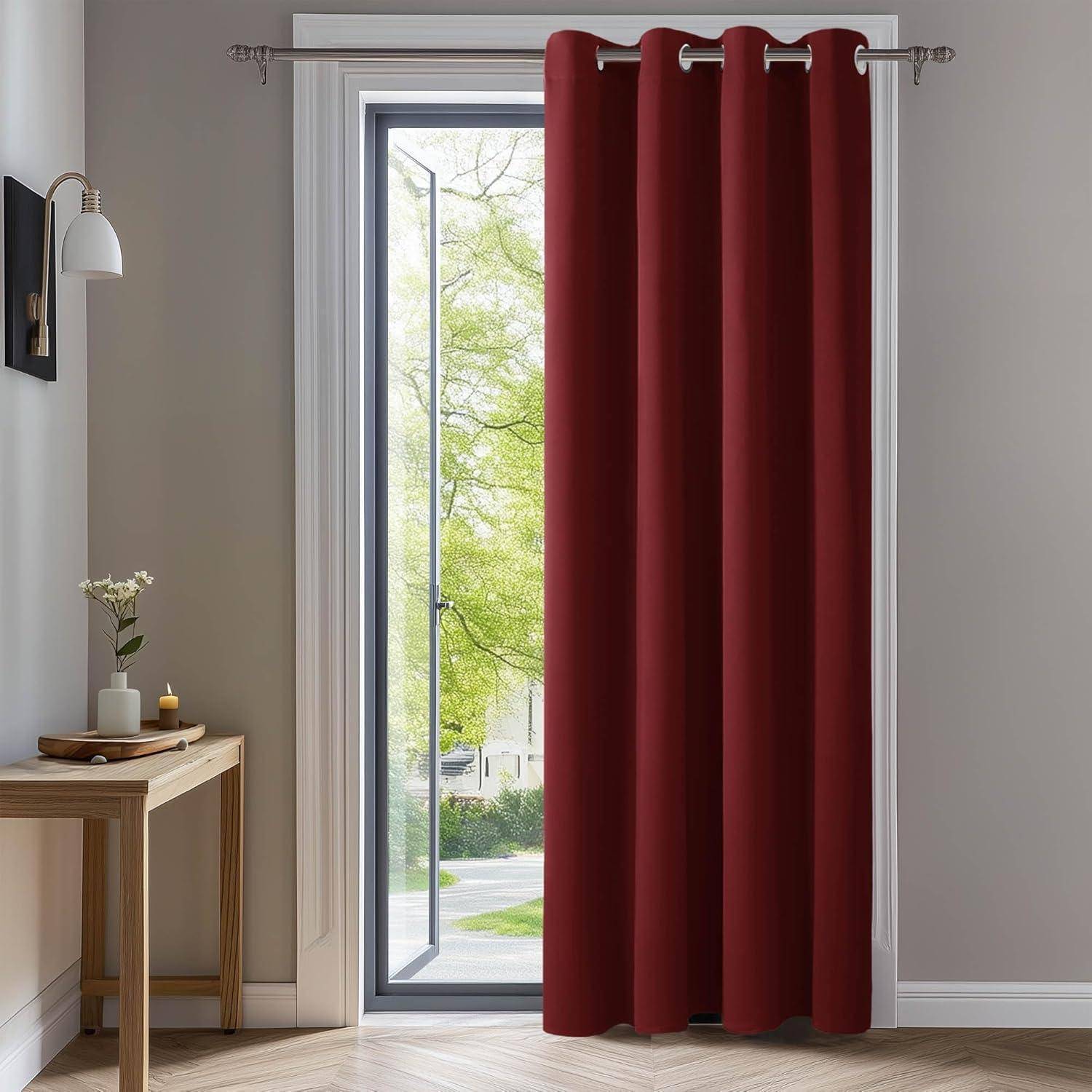 Ein roter Vorhang hängt neben einer offenen Glastür, die einen Blick in einen grünen Garten freigibt. Links steht ein Tisch mit einer Vase und einem Buch.
