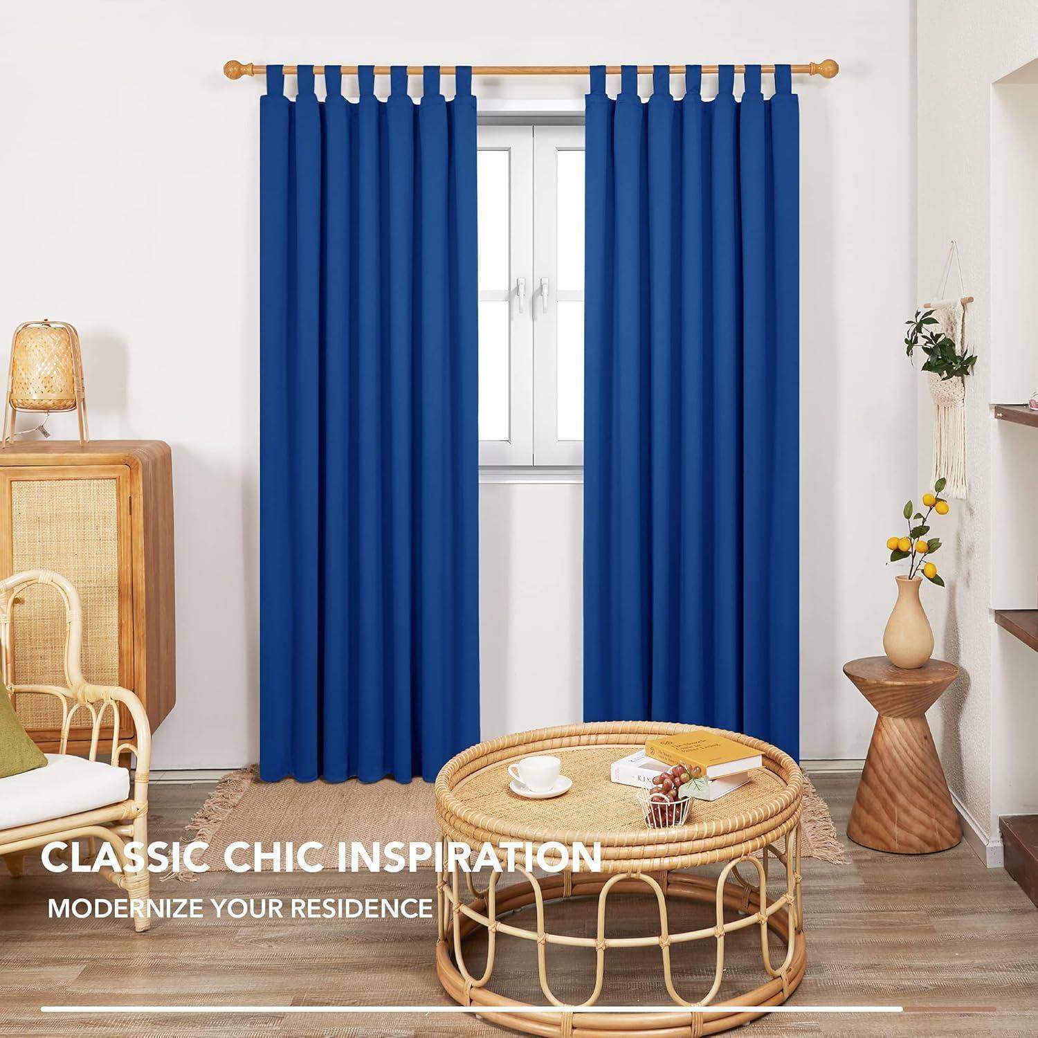 Ein Wohnzimmer mit blauen Vorhängen, einem weißen Fenster, Rattanmöbeln und dekorativen Pflanzen. Text lautet: ‚Klassische Chic-Inspiration: Modernisieren Sie Ihre Residenz'.