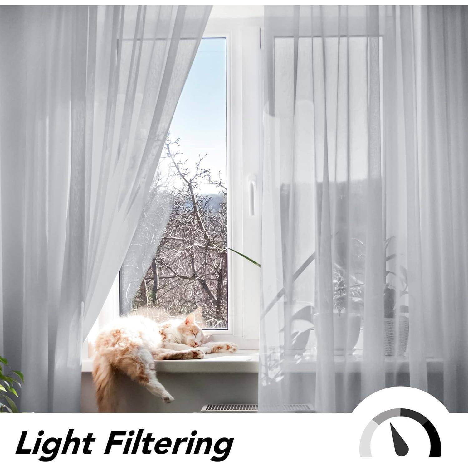 Eine Katze schläft auf einem Fenstersims, während durchsichtige Gardinen das Licht filtern. Draußen ist ein Baum ohne Blätter zu sehen. Text lautet: 'Lichtfilterung'.