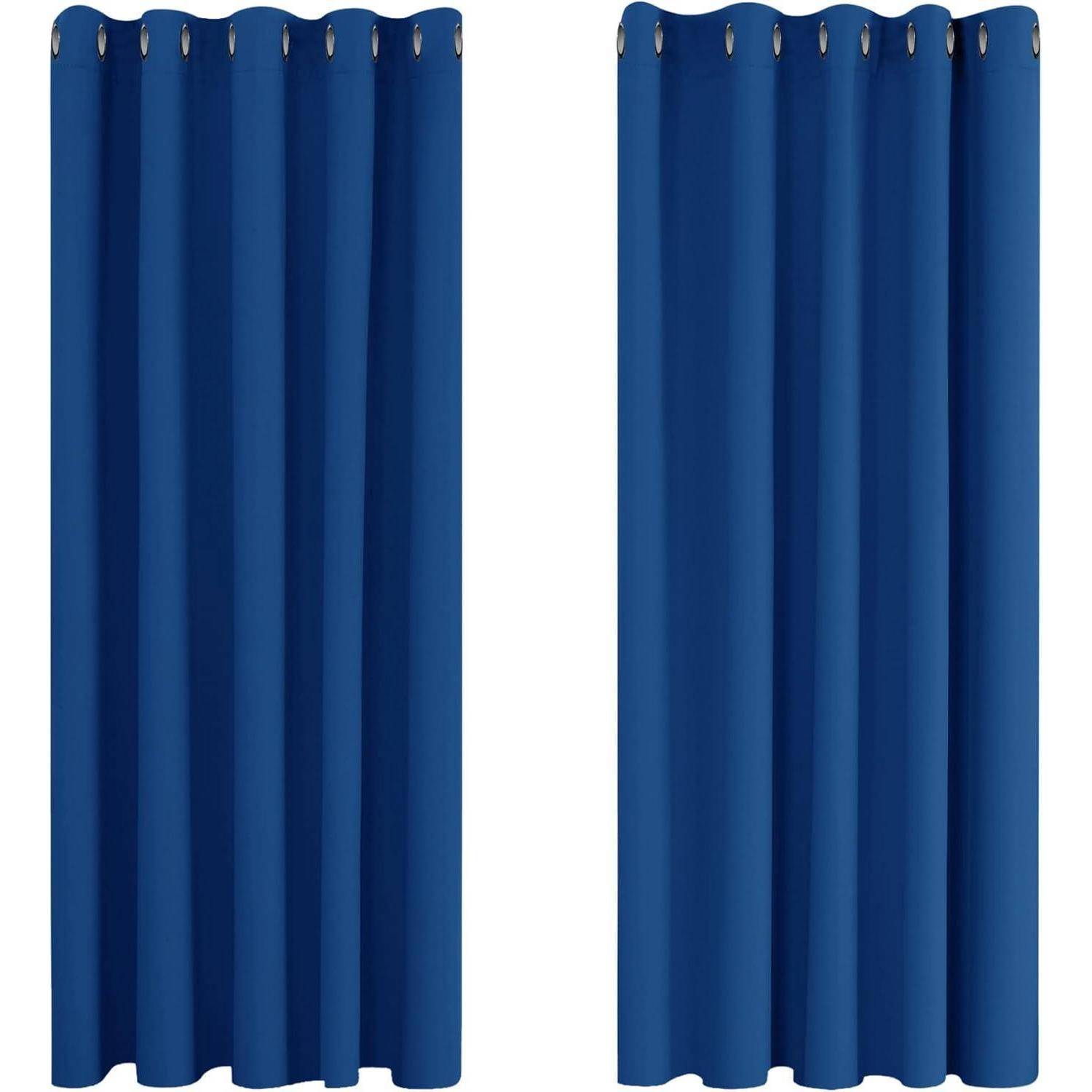 Zwei lange, blaue Vorhänge mit Ösenaufhängung werden nebeneinander präsentiert, gerade und glatt hängend.