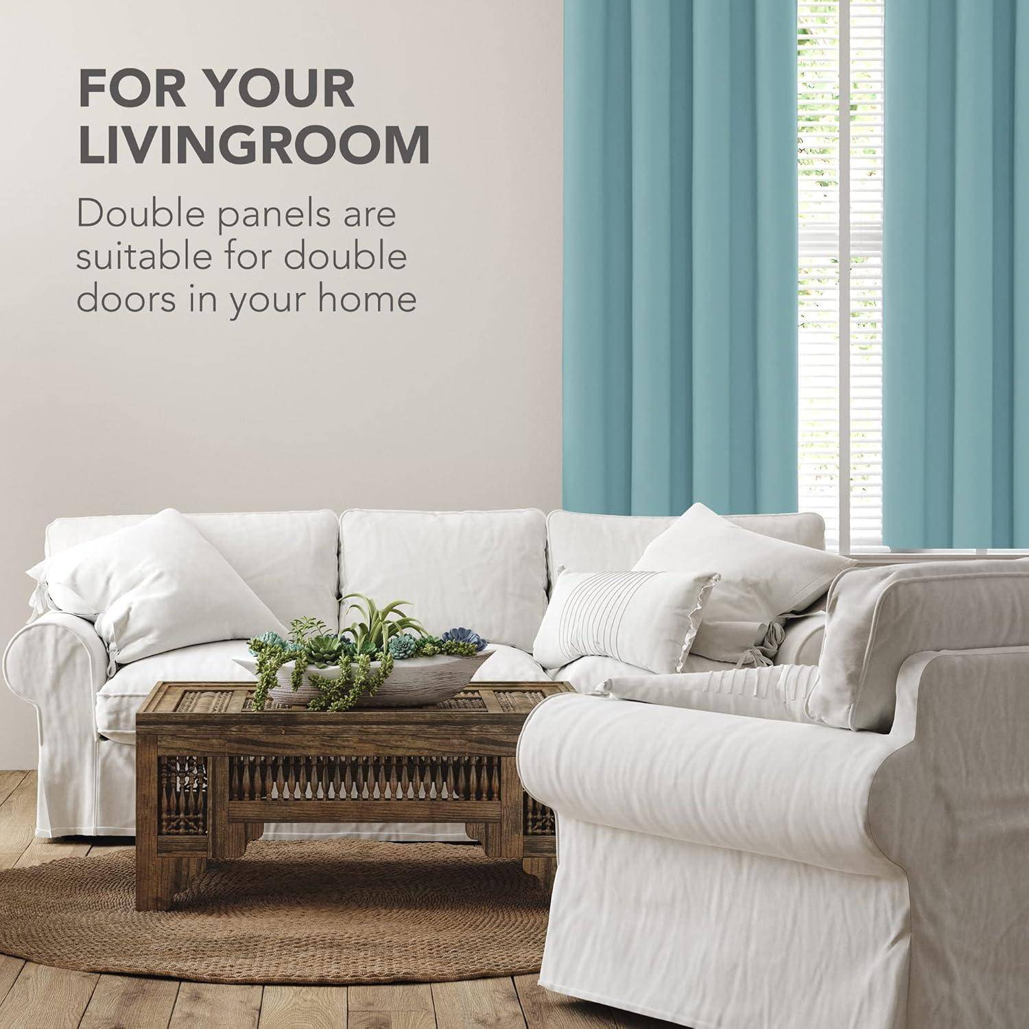 Wohnzimmer mit weißem Sofa, Holz-Couchtisch, blauen Vorhängen. Text lautet: 