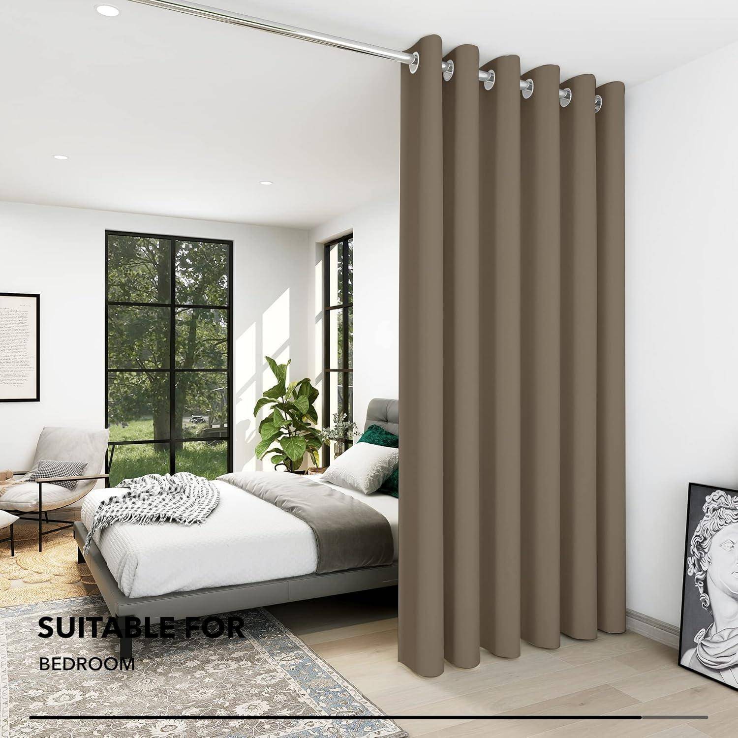 Ein modernes Schlafzimmer mit braunen Vorhängen, einem Bett und einem Stuhl. Weiches natürliches Licht fällt durch das Fenster. Text: 'FÜR SCHLAFZIMMER GEEIGNET'.