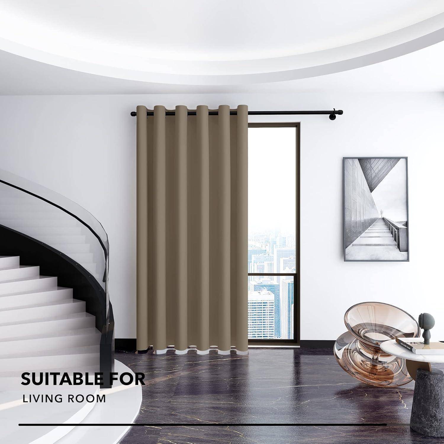 Moderner Wohnraum mit einem großen Fenster, an dem beige Vorhänge hängen, einer eleganten Treppe, abstrakter Wandkunst und einem runden Glascouchtisch.