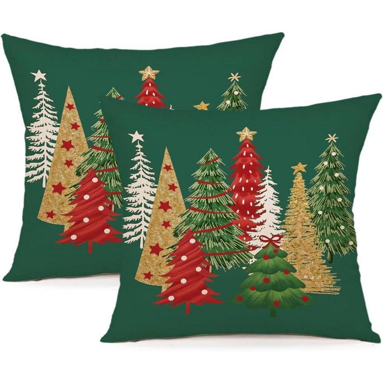 Grüne Kissen mit roten und goldenen Weihnachtsbäumen, die mit Sternen geschmückt sind.