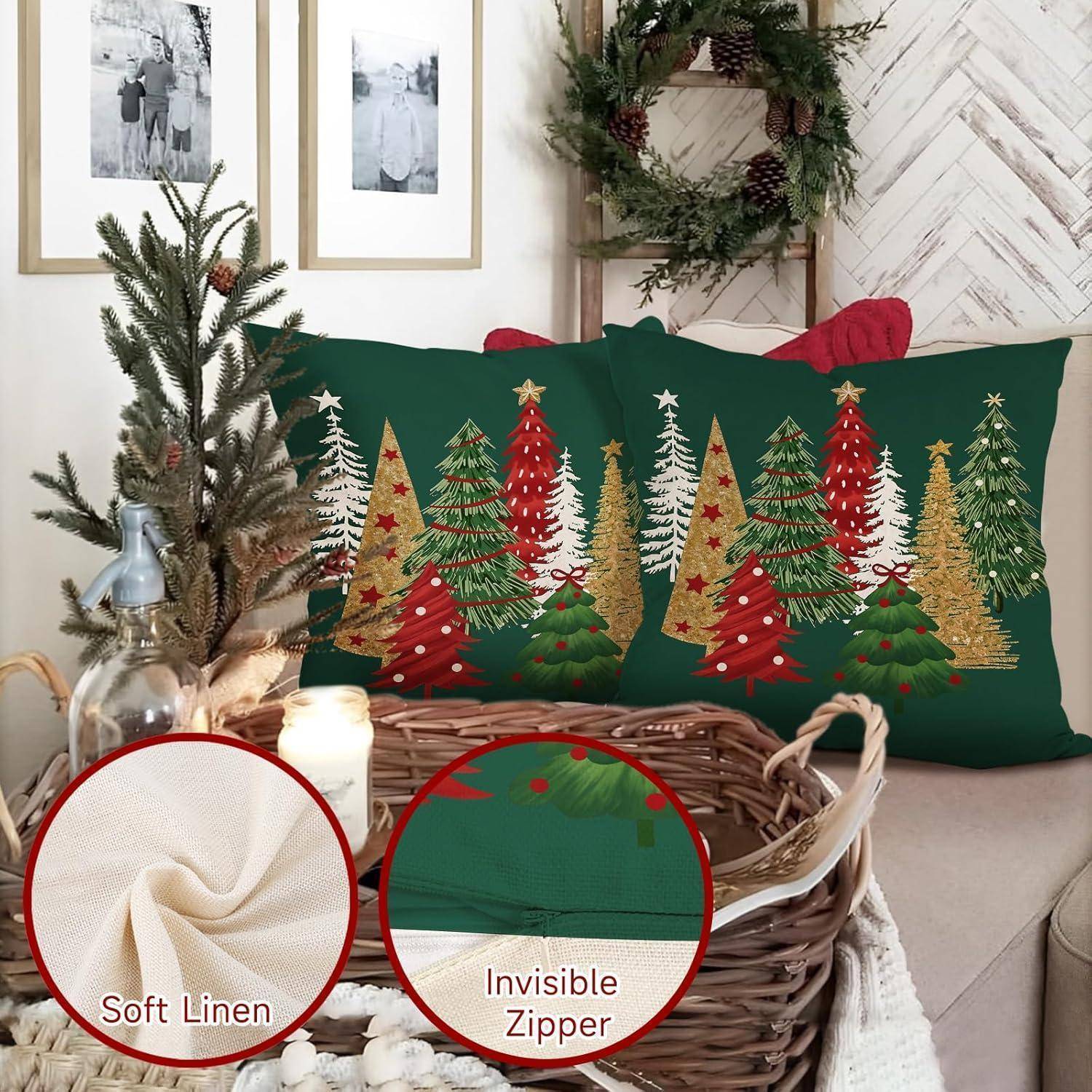 Dekorative Kissen mit roten und grünen Weihnachtsbaumdesigns auf einem Sofa; Merkmale umfassen ‚Soft Linen' Stoff und ‚Unsichtbaren Reißverschluss'.