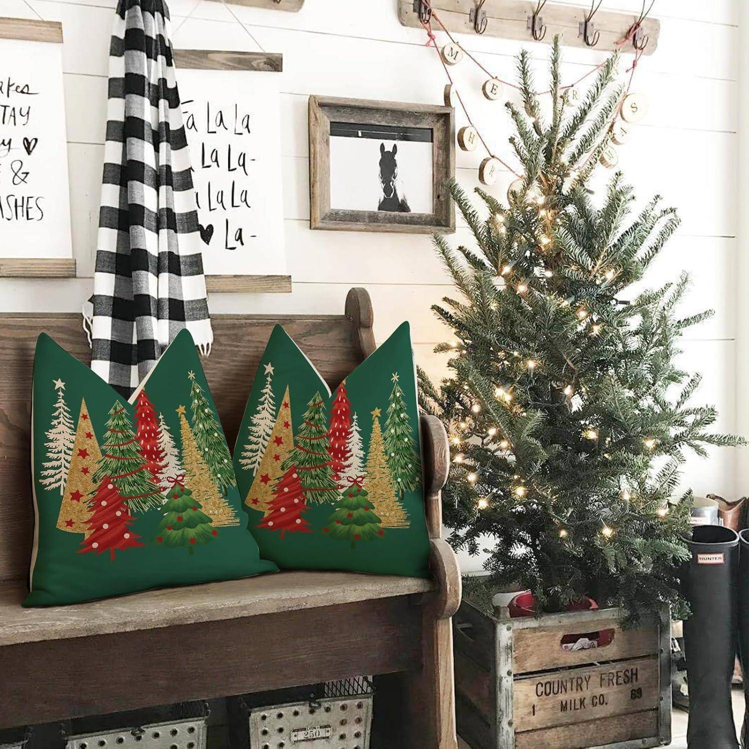 Eine rustikale Weihnachtsszene zeigt einen kleinen geschmückten Weihnachtsbaum neben einer Holzbank, die mit festlichen Kissen im Baumdesign verziert ist.