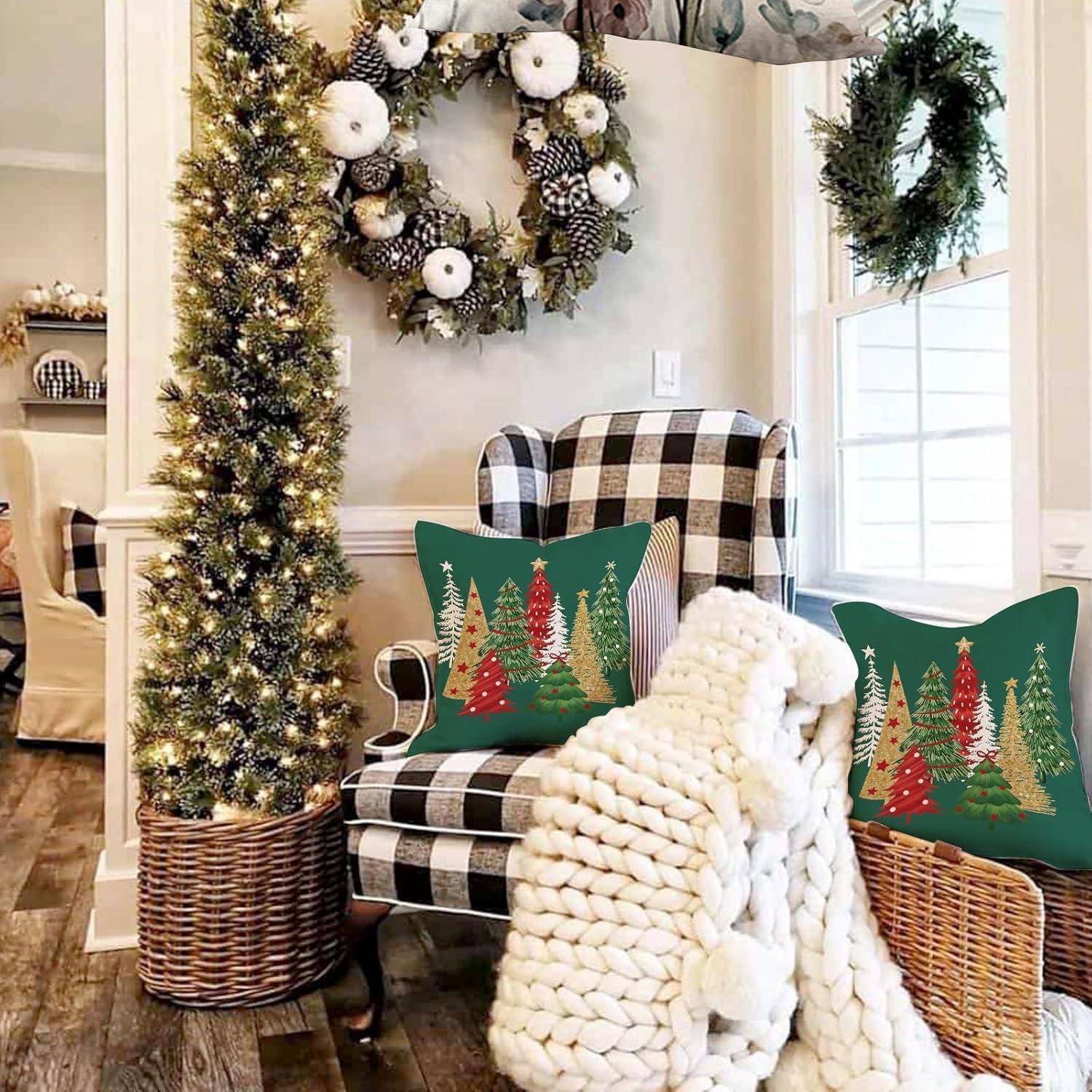 Ein gemütliches Wohnzimmer mit weihnachtlicher Dekoration, das einen karierten Sessel mit festlichen Kissen, eine gestrickte Decke und einen beleuchteten Weihnachtsbaum zeigt.