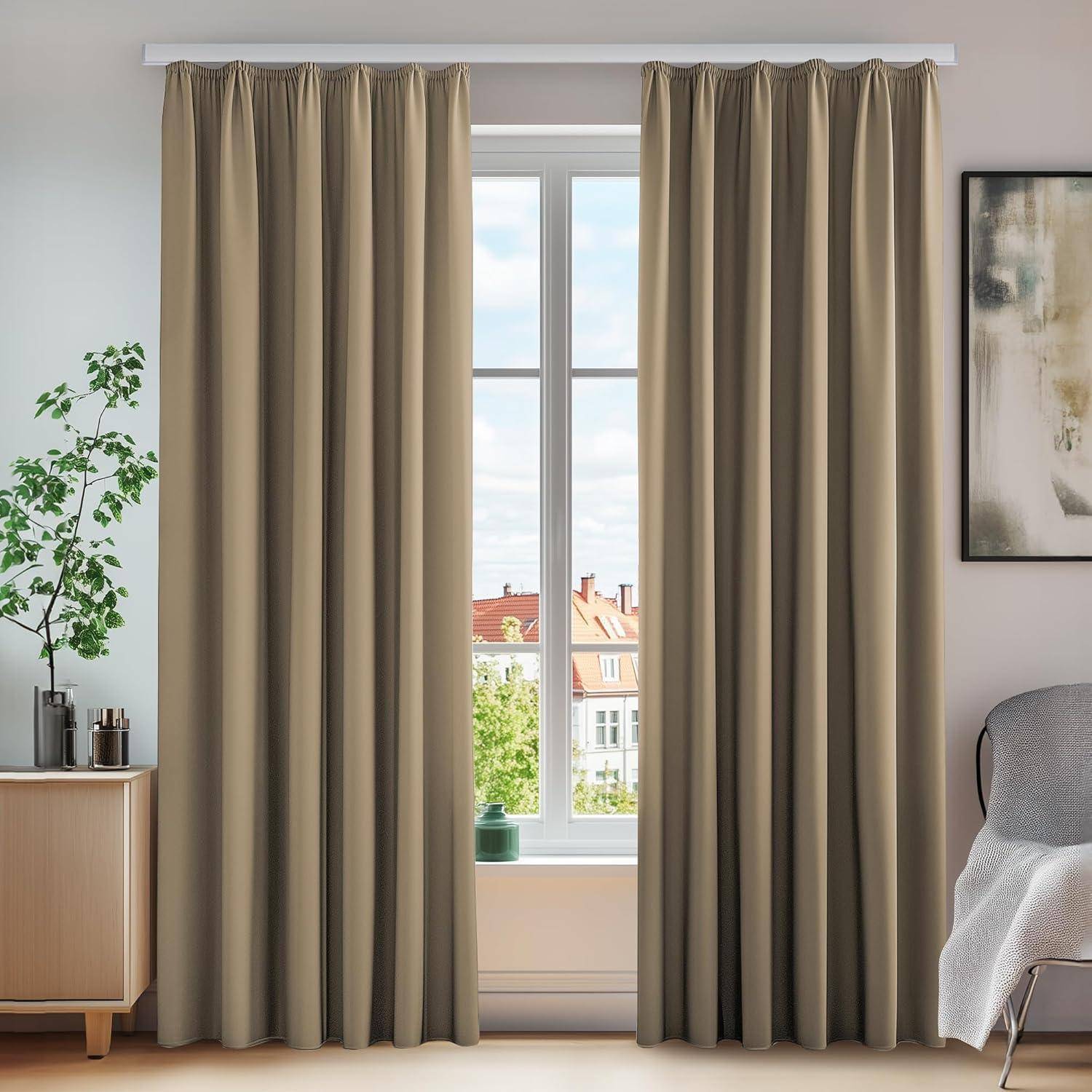 Ein Raum mit beigen Vorhängen, die ein Fenster umrahmen, durch das man Dächer sieht. Eine Topfpflanze steht links auf einem Holzsideboard.