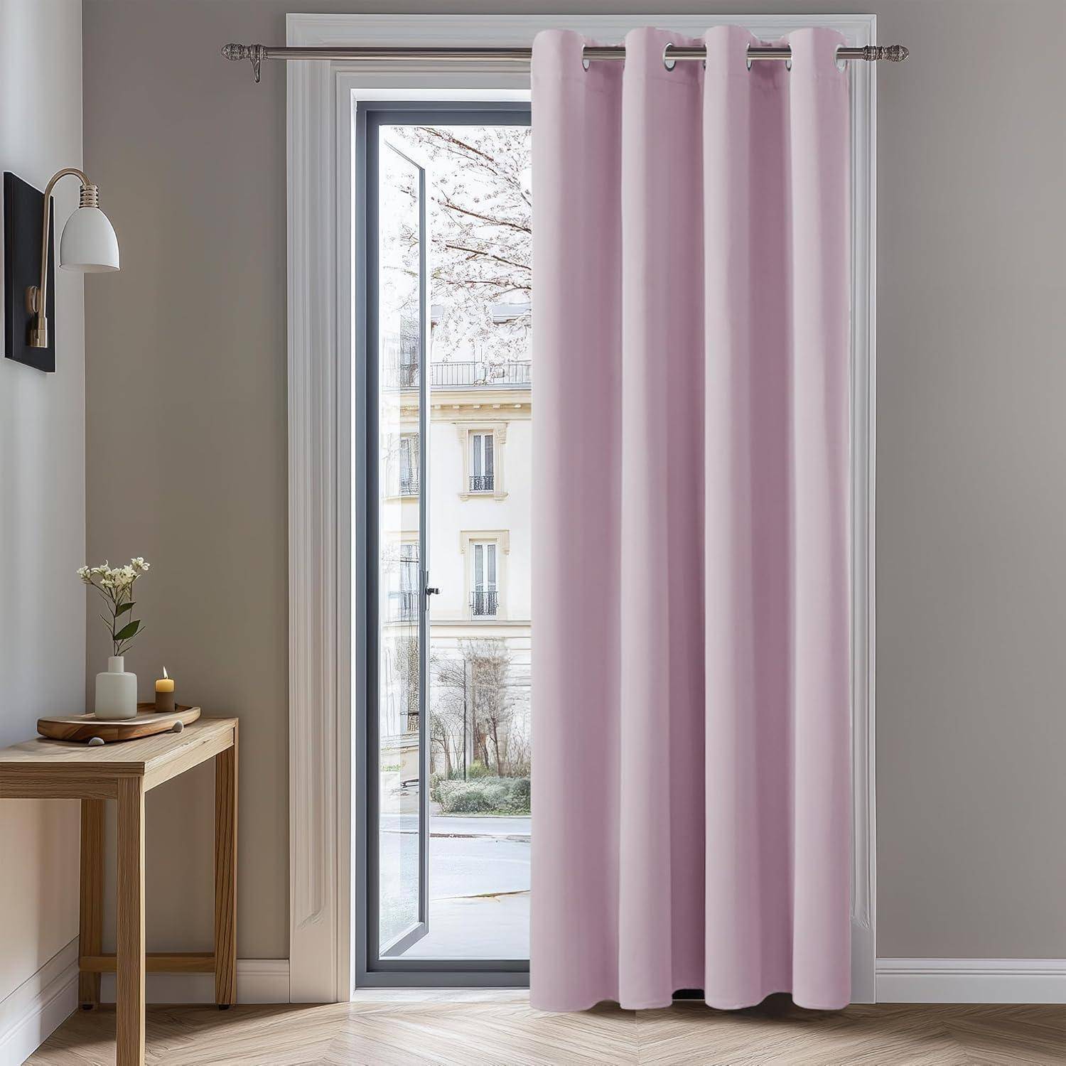 Ein hellrosa Vorhang hängt an einem bodenlangen Fenster, mit einem kleinen Holztisch und einer Vase mit Blumen links, und bietet einen Blick auf eine städtische Landschaft.