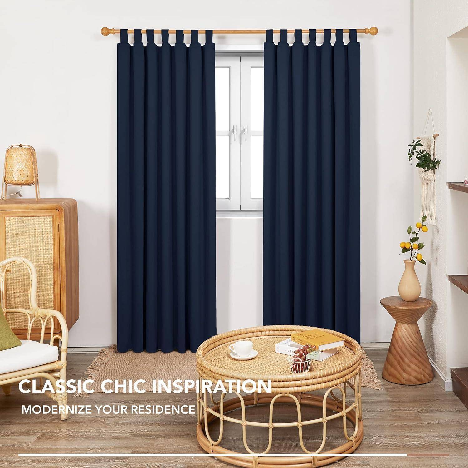 Wohnzimmer mit marineblau-farbenen Vorhängen, einer Holzlampe, Rattanmöbeln und einem runden Couchtisch. Text lautet: ‚Klassische Chic-Inspiration: Modernisieren Sie Ihr Zuhause'.