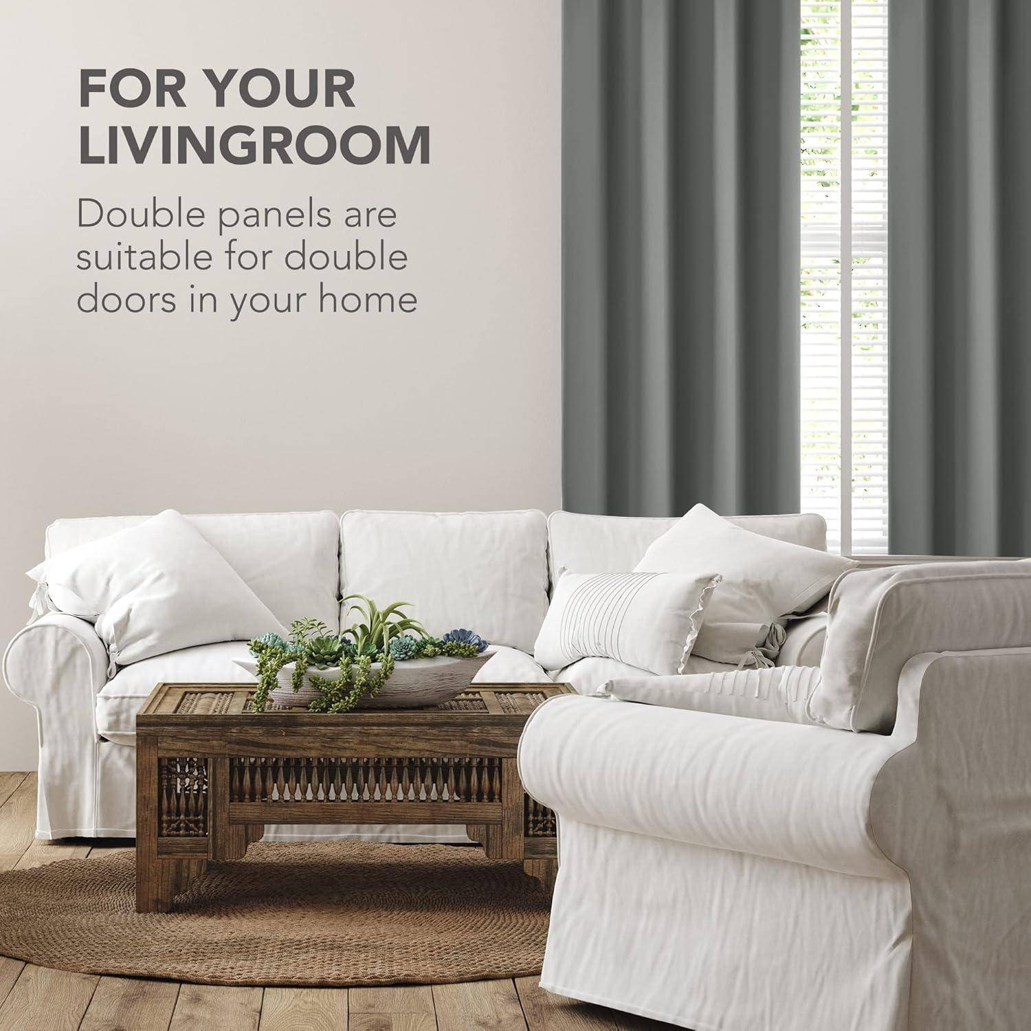 Wohnzimmer mit weißem Sofa, Holzcouchtisch und grauen Vorhängen. Text lautet: 