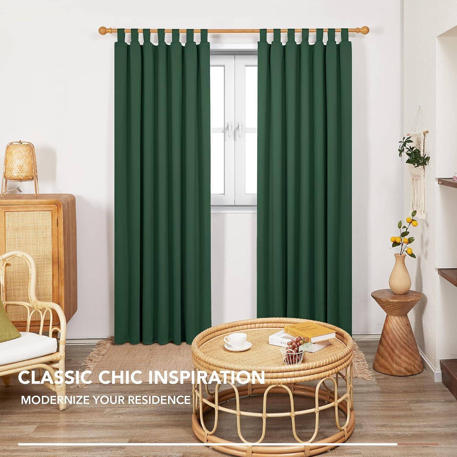 Raum mit grünen Vorhängen, Rattanmöbeln und einer Lampe. Text lautet: ‚Klassische Chic-Inspiration: Modernisieren Sie Ihre Wohnung.