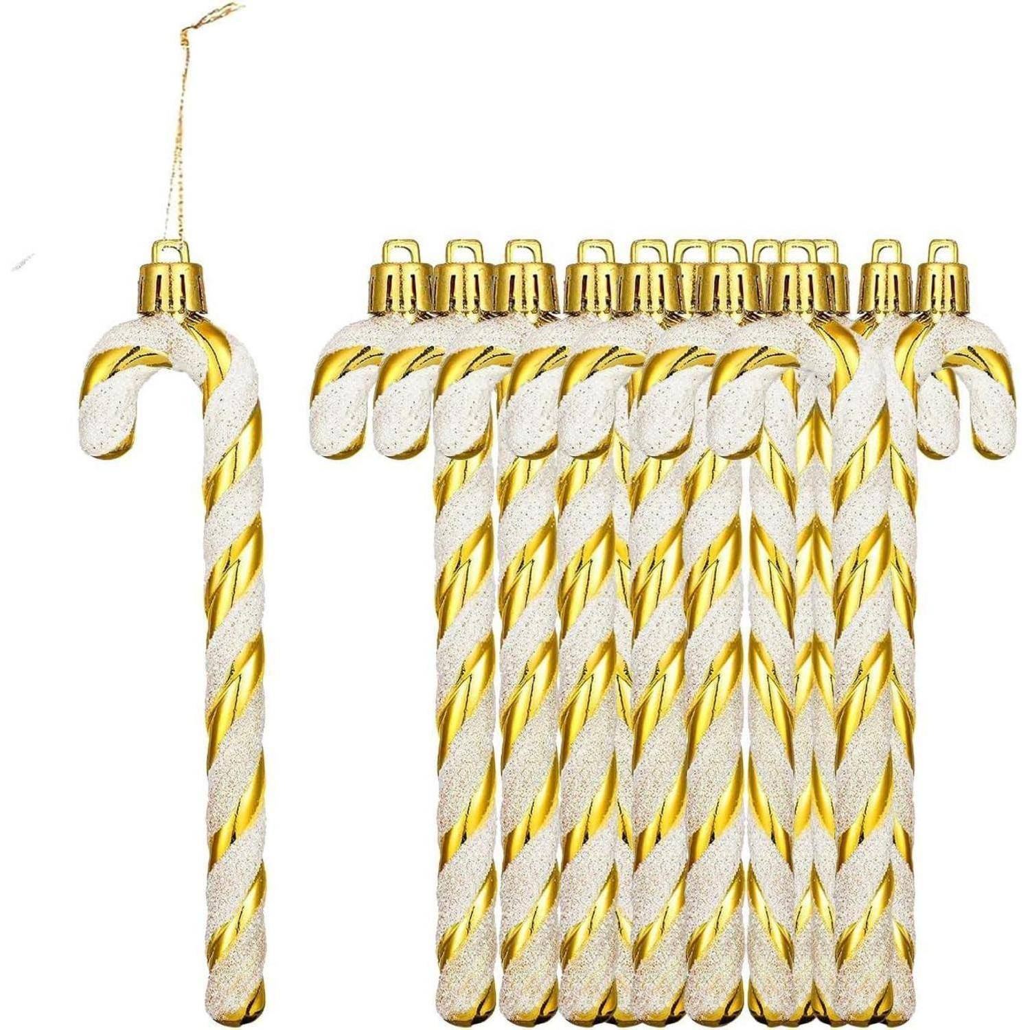 Ein Set aus 12 glitzernden gold-weiß gestreiften Zuckerstangen-Weihnachtsanhängern mit Aufhängeschlaufen, in einem gebündelten Stapel angeordnet.