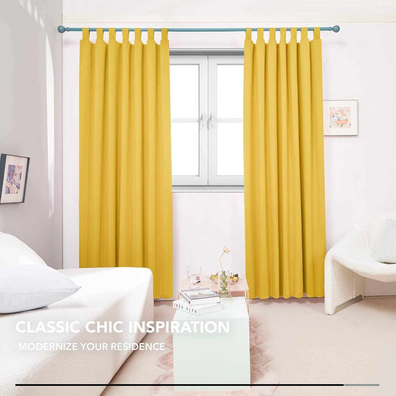Ein Wohnzimmer mit hellgelben Vorhängen, die ein Fenster umrahmen, einem weißen Sofa und Couchtisch sowie Kunstwerken an den Wänden. Text liest sich: ‚Klassische Chic-Inspiration: Modernisieren Sie Ihre Residenz'.