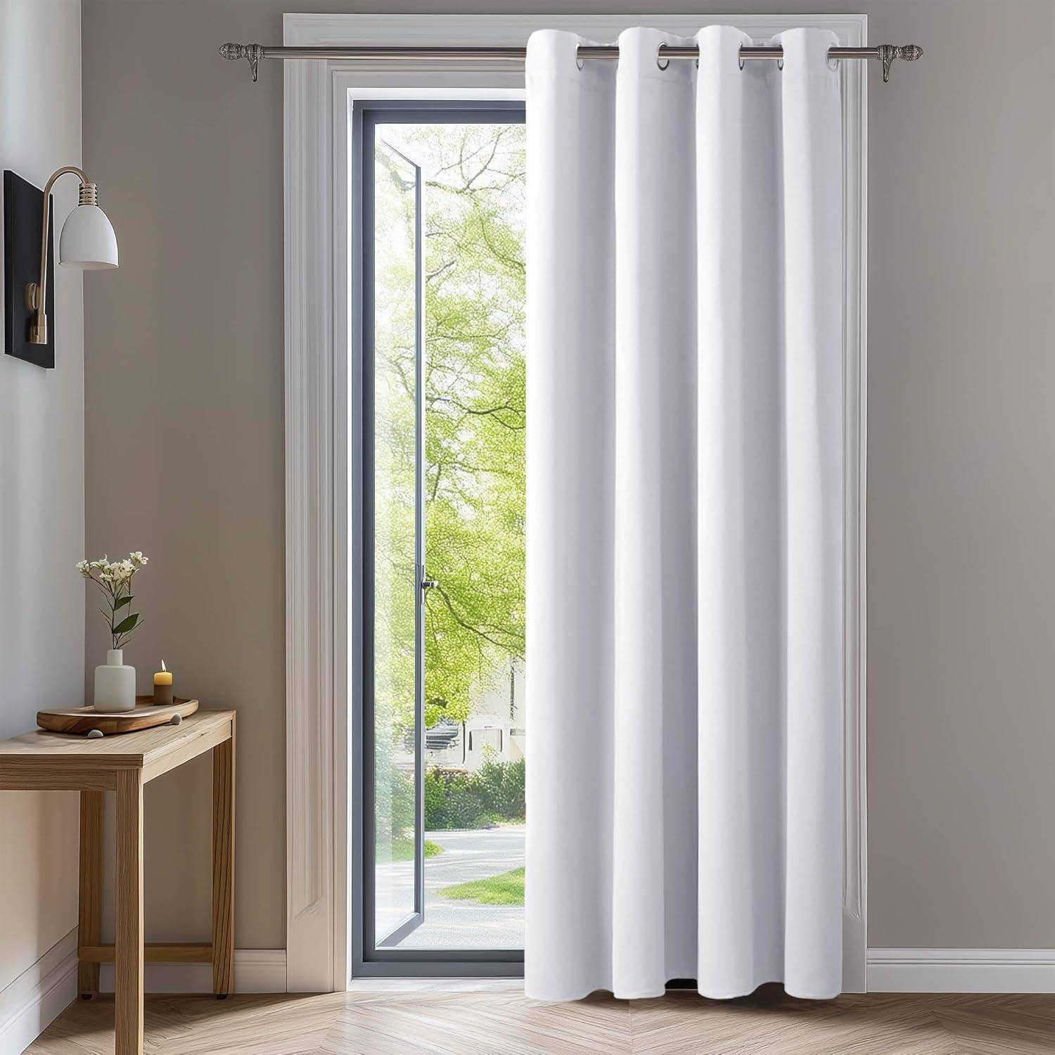 Ein heller Raum mit einem hohen Fenster, zarten weißen Gardinen und hereinströmendem Sonnenlicht. An der Seite steht ein kleiner Tisch mit einer Kerze und einer Vase.
