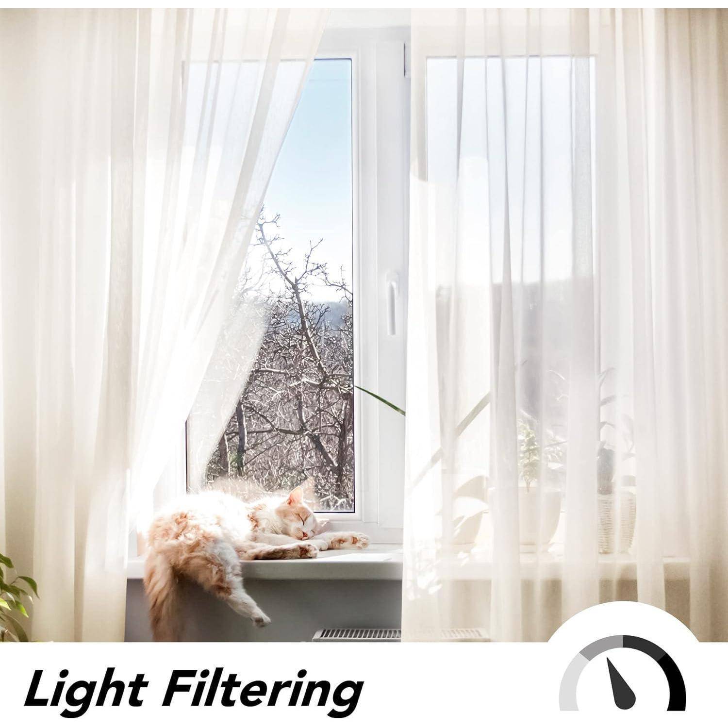 Eine flauschige Katze ruht auf einem sonnenbeschienenen Fenstersims hinter durchsichtigen Gardinen mit der Bezeichnung ‚Lichtdurchlässig' in der unteren linken Ecke.